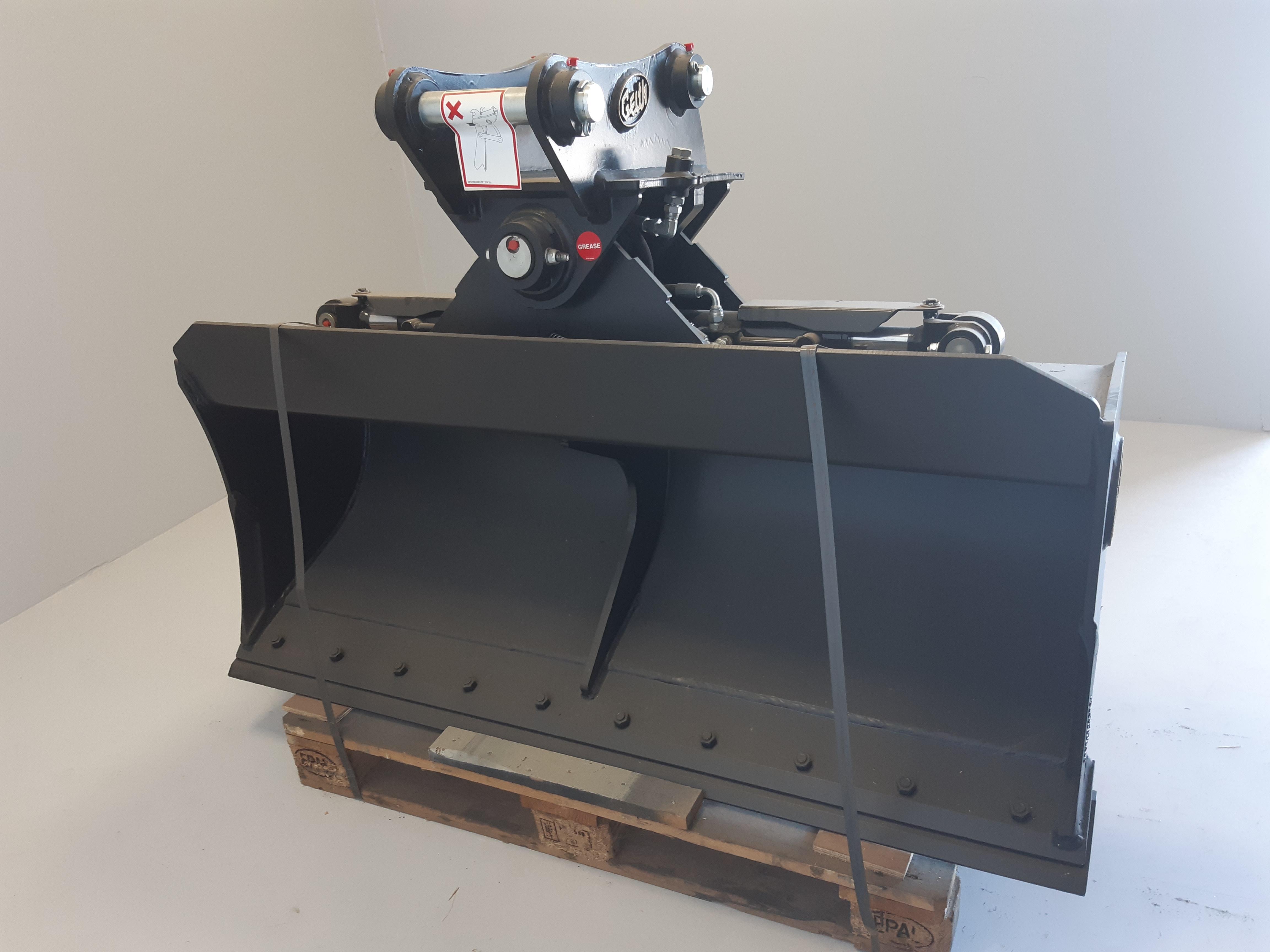 Godet de curage inclinable 1500mm + contrelame boulonnée 2 verins Geith reprise JCB pour JCB Hydradig - AT11R1500 JCB