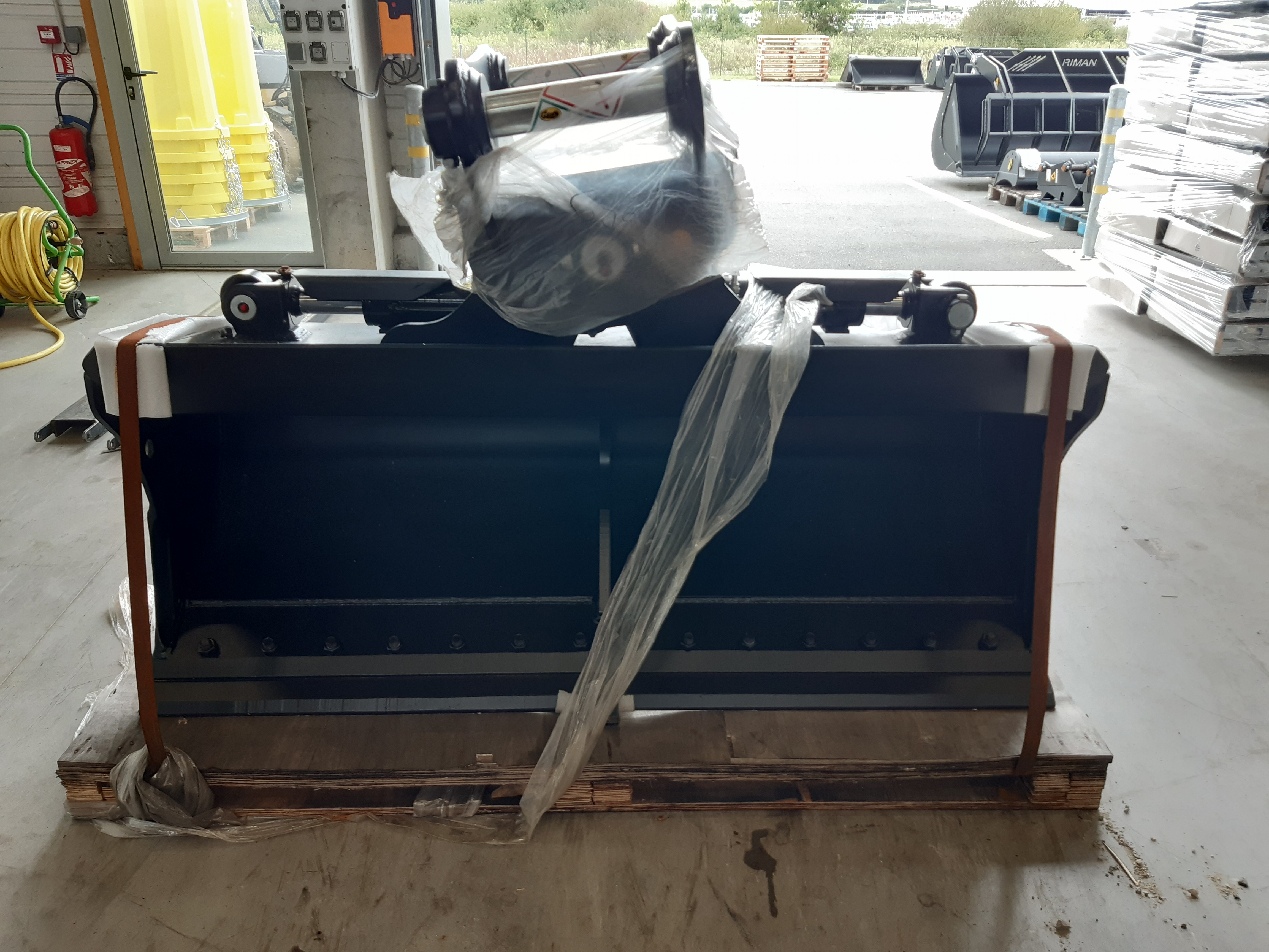 Godet de curage inclinable 1800mm + contrelame boulonnée Geith - AT14R-1800