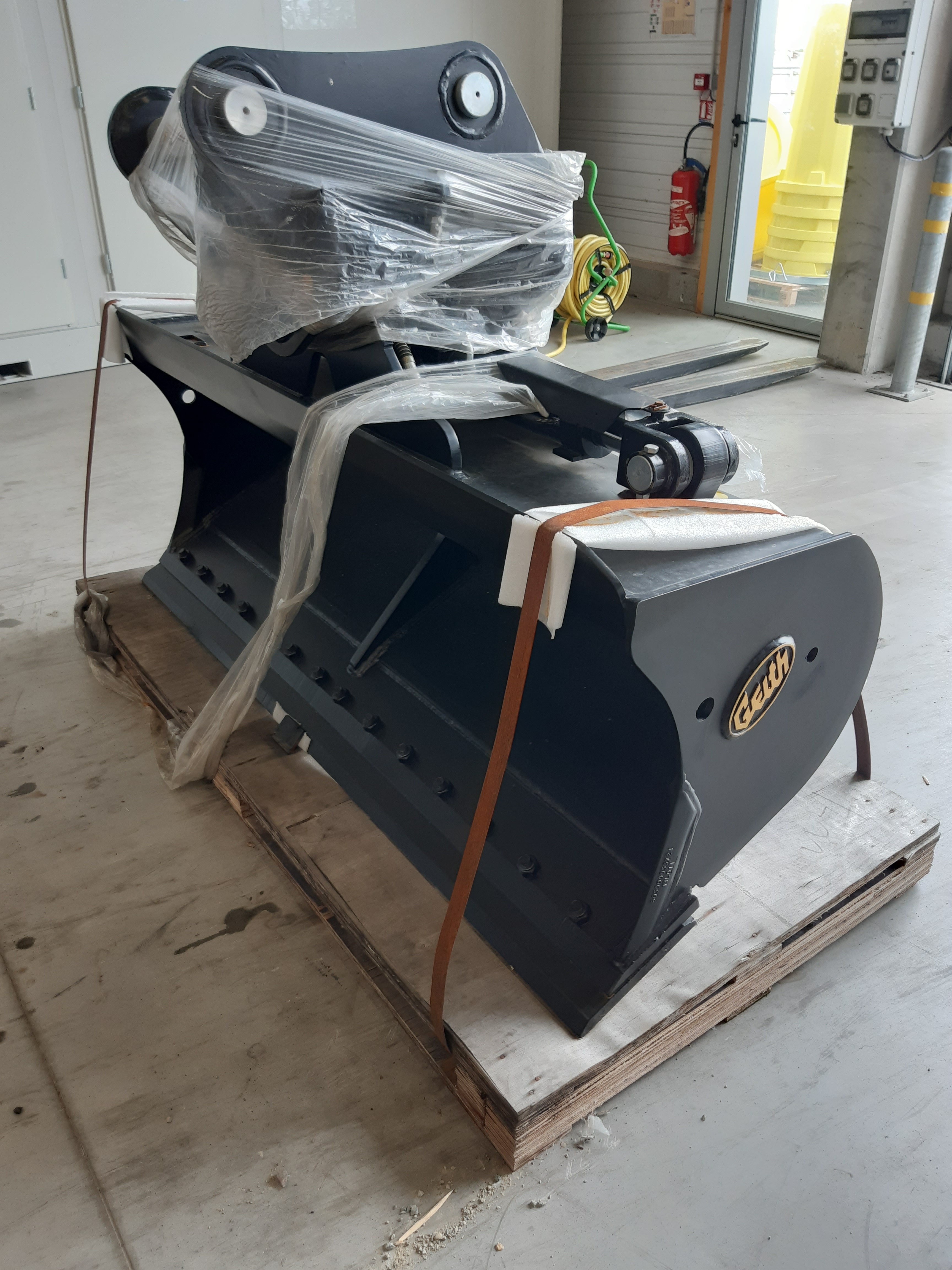 Godet de curage inclinable 1800mm + contrelame boulonnée Geith - AT14R-1800