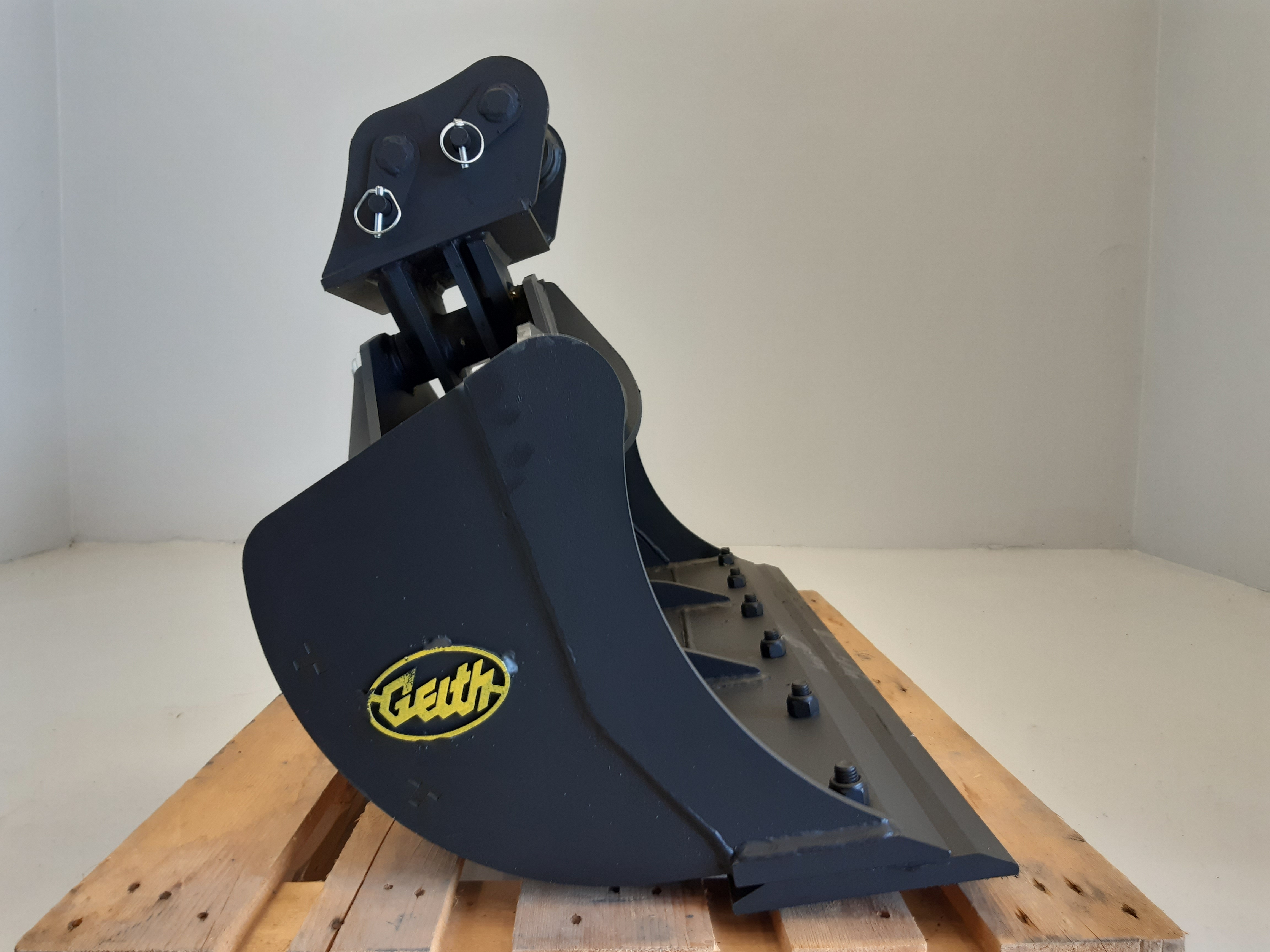 Godet de curage inclinable GEITH 1200mm 1 vérin avec contrelame boulonnée pour attache rapide JCB 980/88451- AT28RSR1200JCB