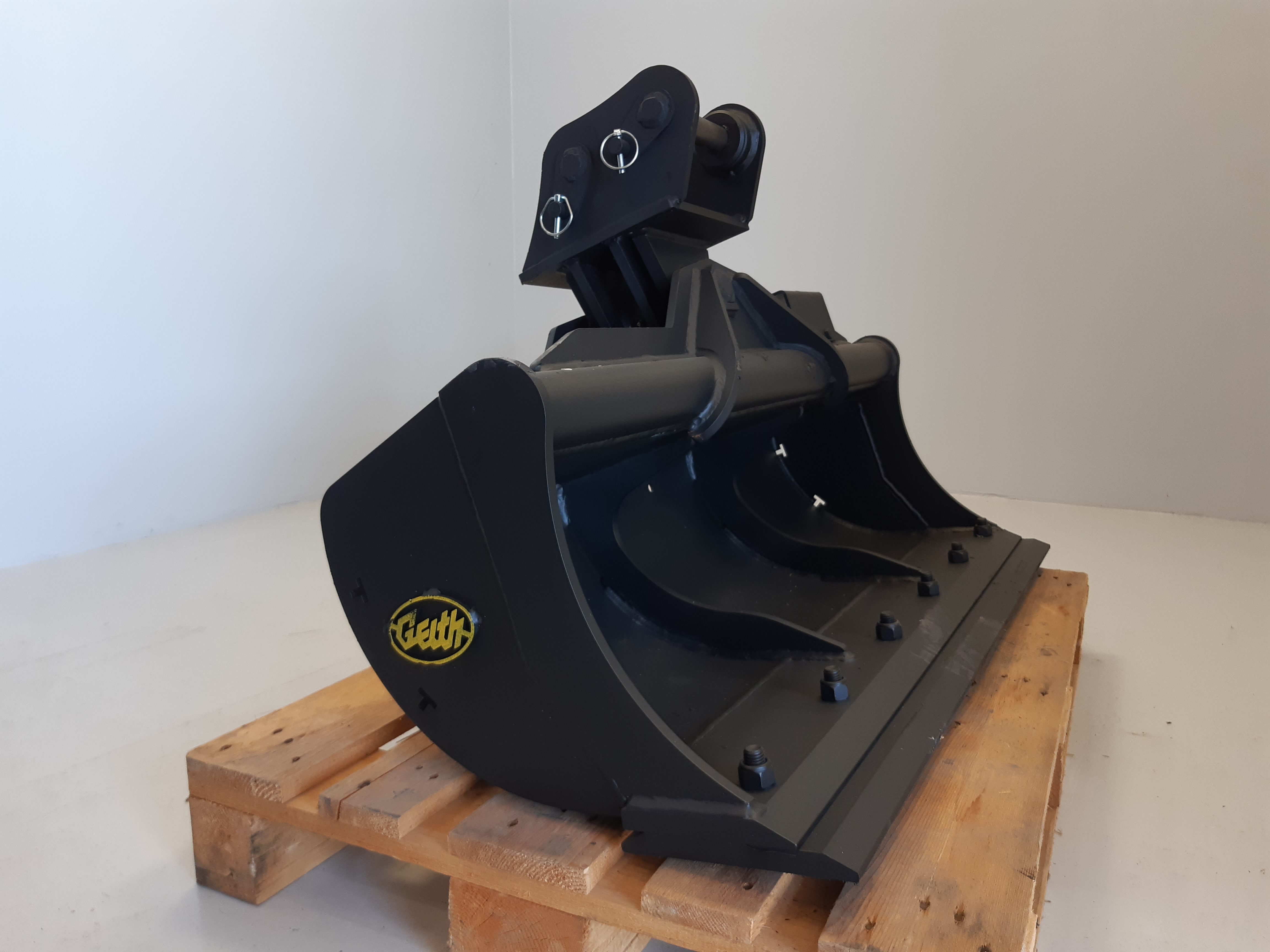 Godet de curage inclinable GEITH 1200mm 1 vérin avec contrelame boulonnée pour attache rapide JCB 980/88451- AT28RSR1200JCB