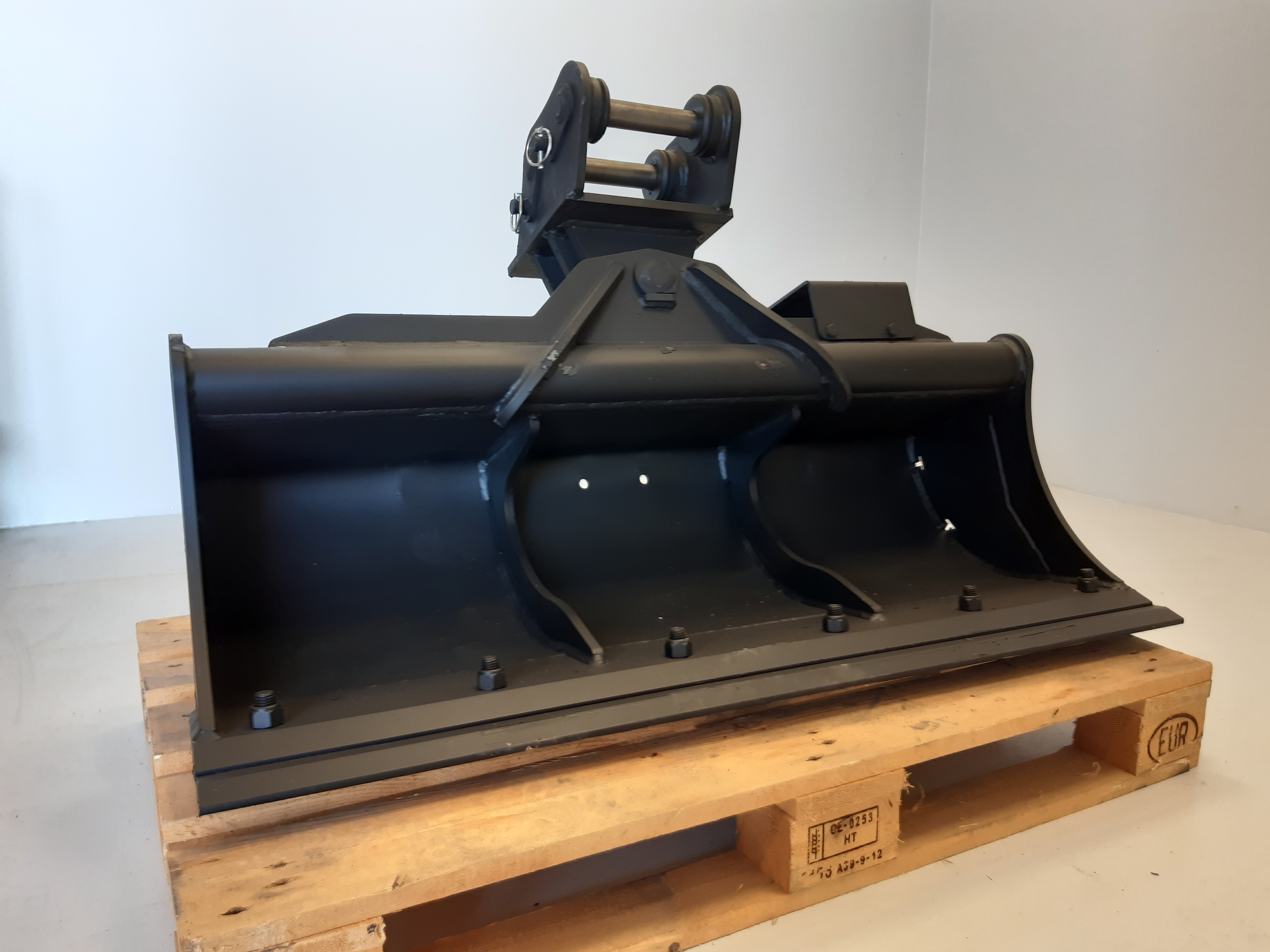 Godet de curage inclinable GEITH 1200mm 1 vérin avec contrelame boulonnée pour attache rapide JCB 980/88451- AT28RSR1200JCB