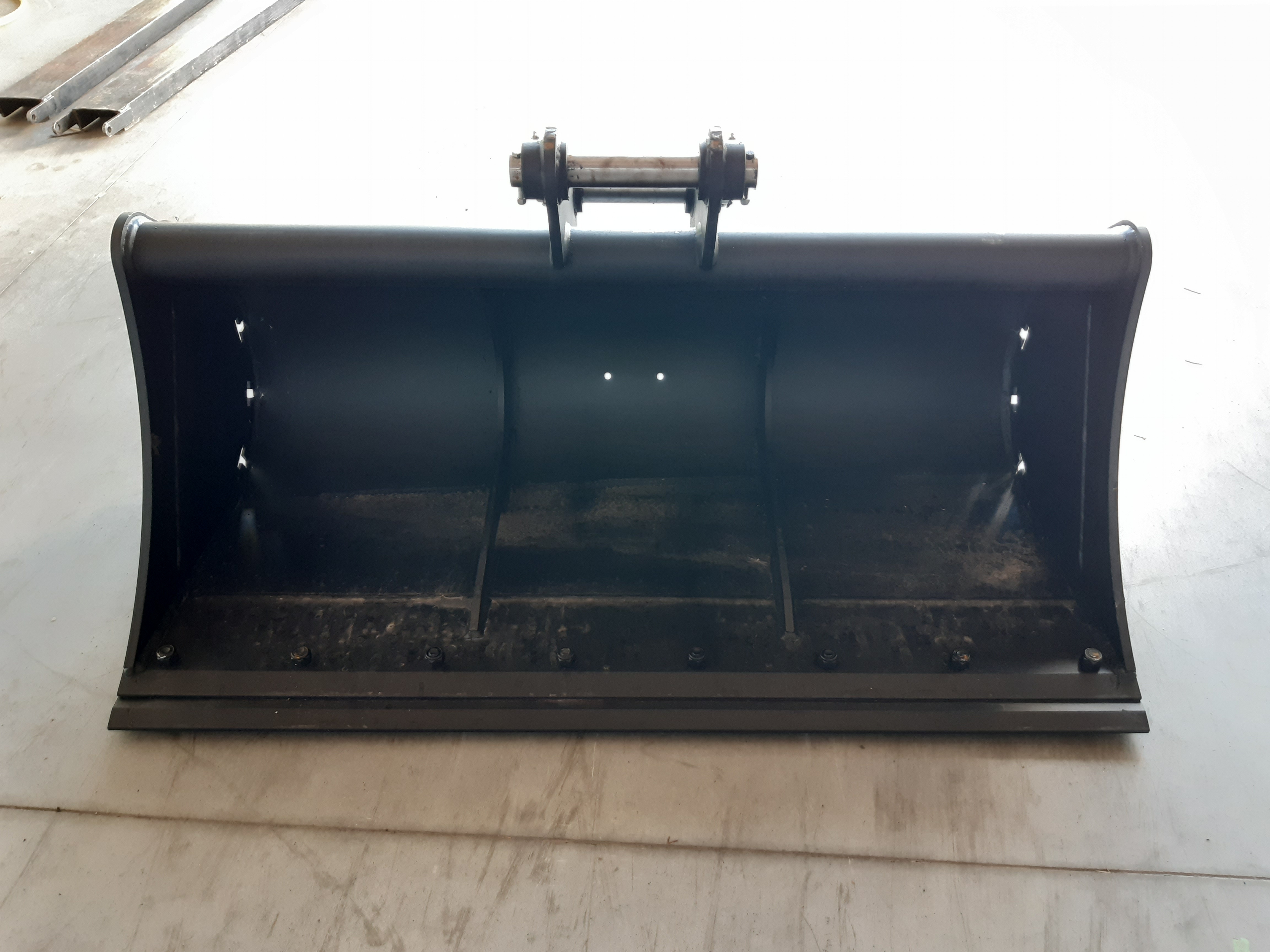 Godet de curage 1500mm + contrelame boulonnée Geith G08R-1500 JCB