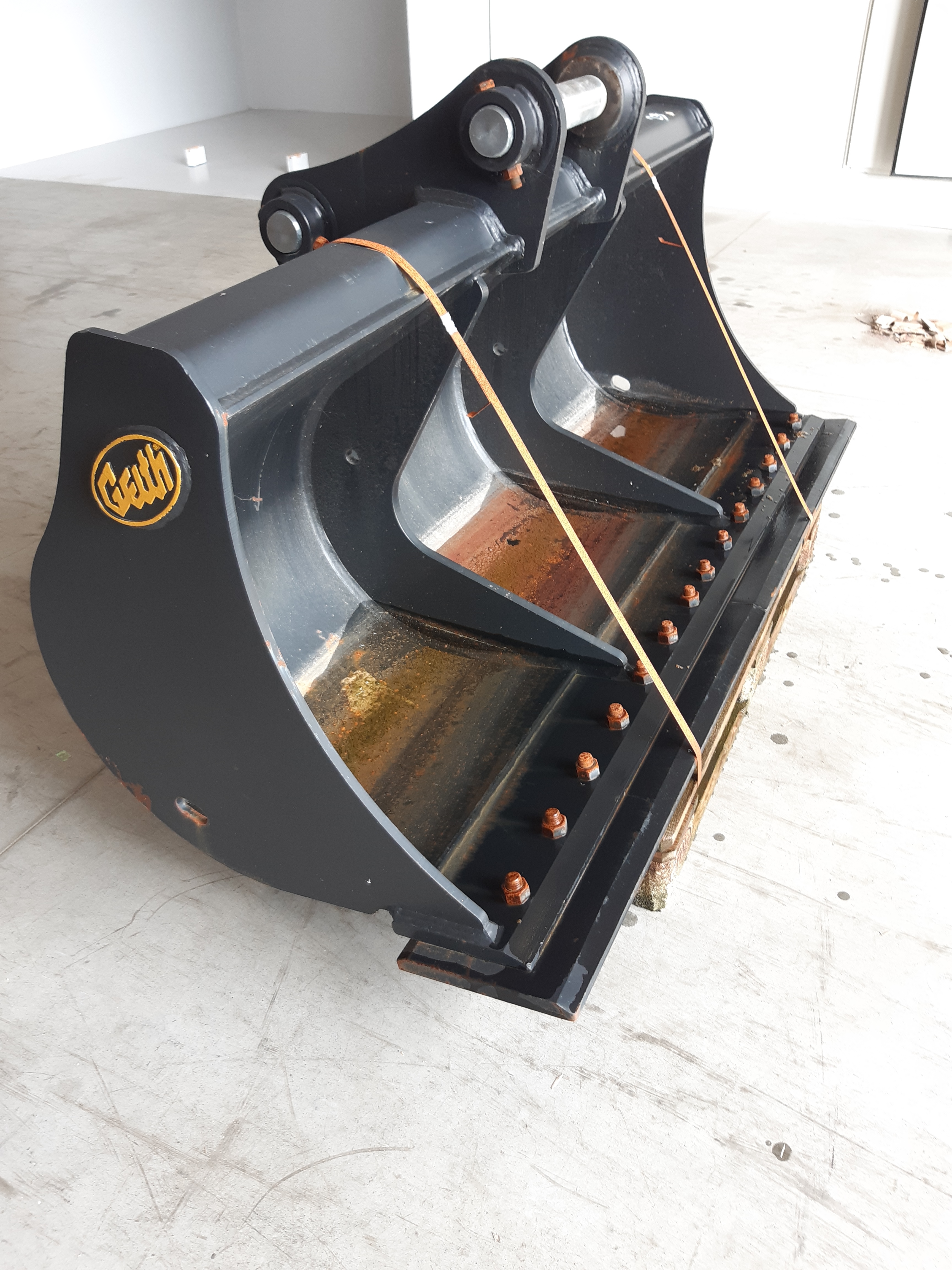 Godet de curage 1800mm + contrelame boulonnée Geith G18R-1800