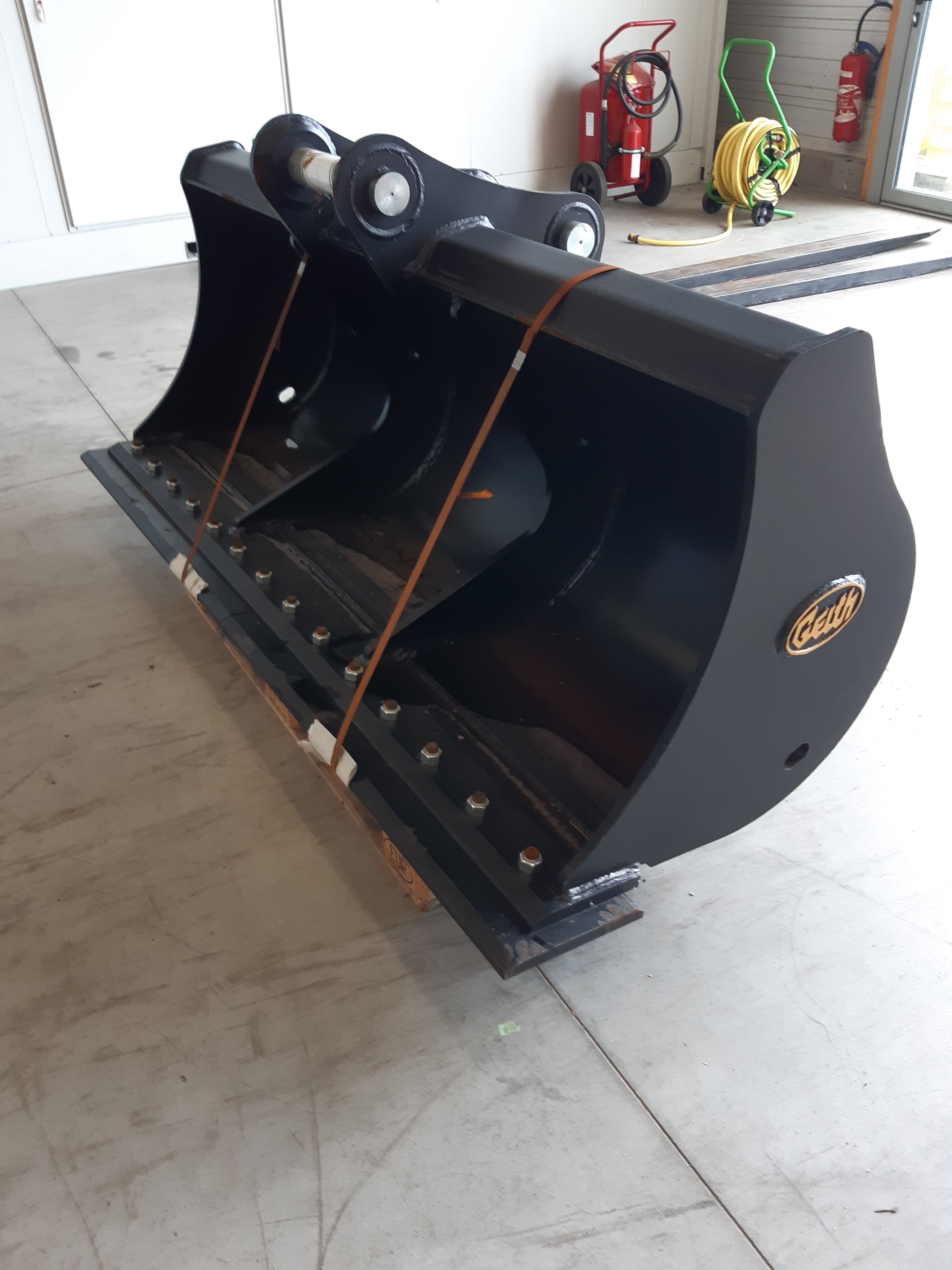 Godet de curage 2000mm + contrelame boulonnée Geith - G18R-2000
