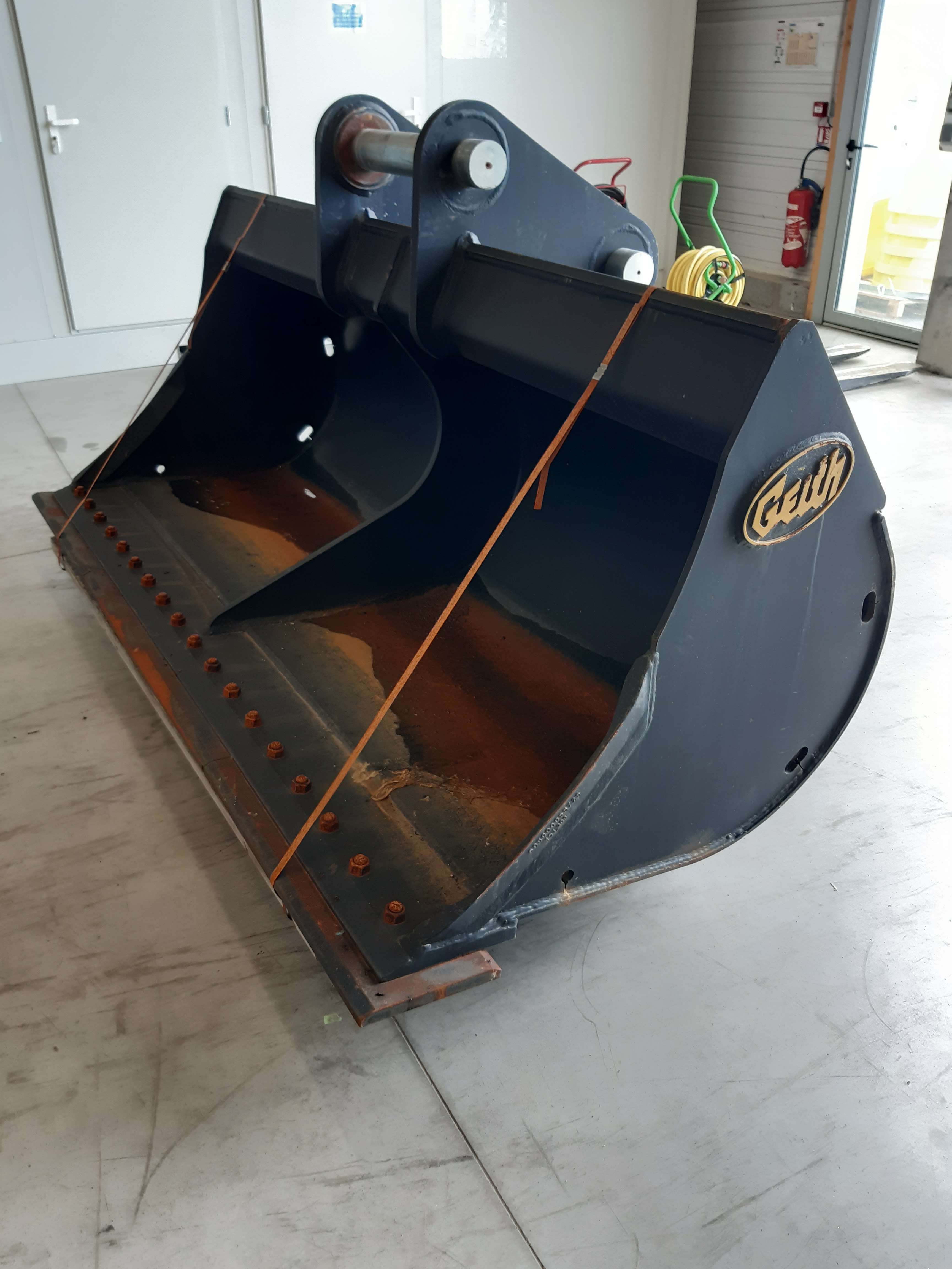 Godet de curage 2400mm + contrelame boulonnée Geith - G30R 2400 DOO