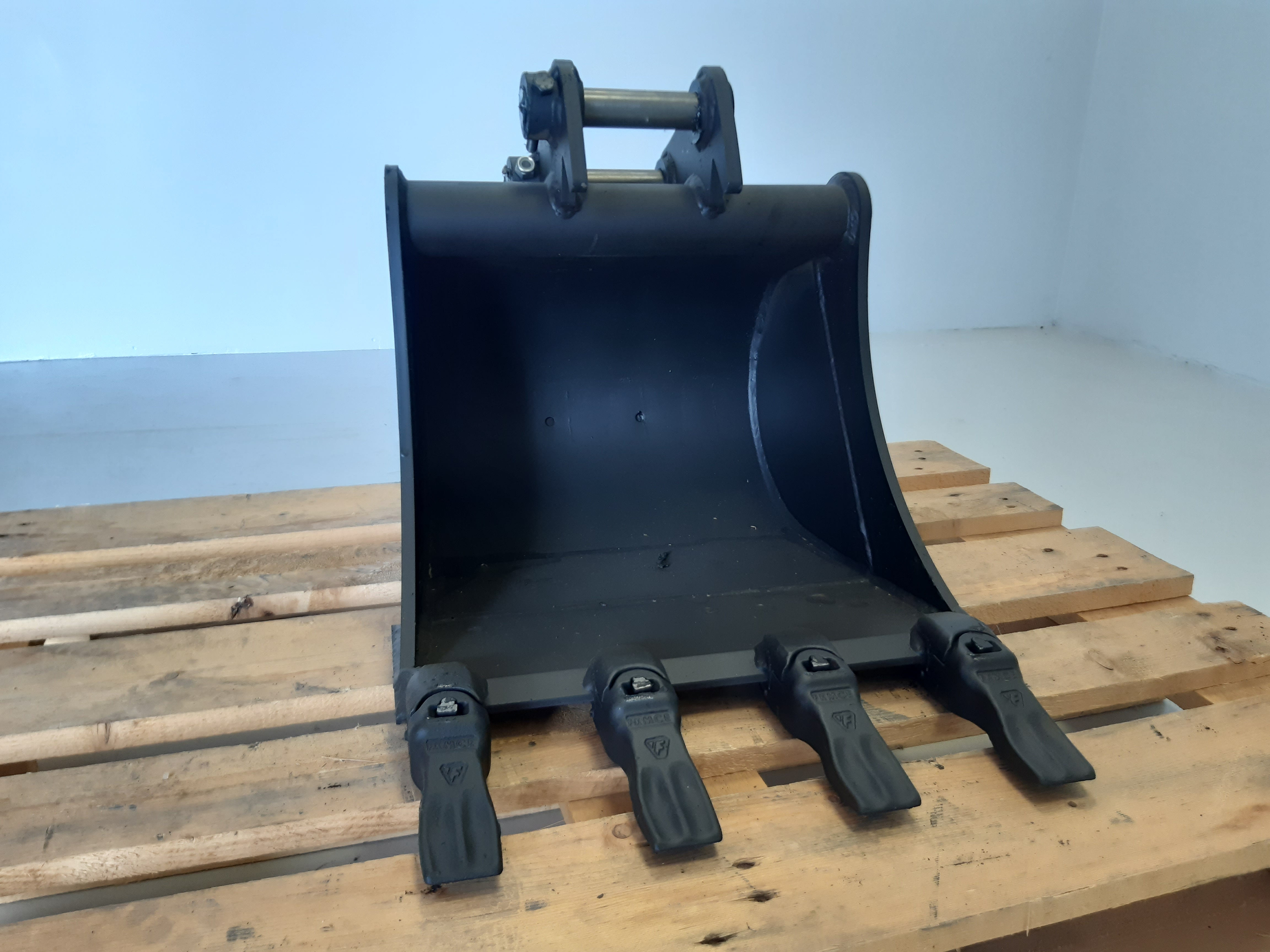 Godet de terrassement GEITH 450 mm équipé en dents Feurst FKMCE pour attache rapide JCB 980/B4000- H02450JCBN