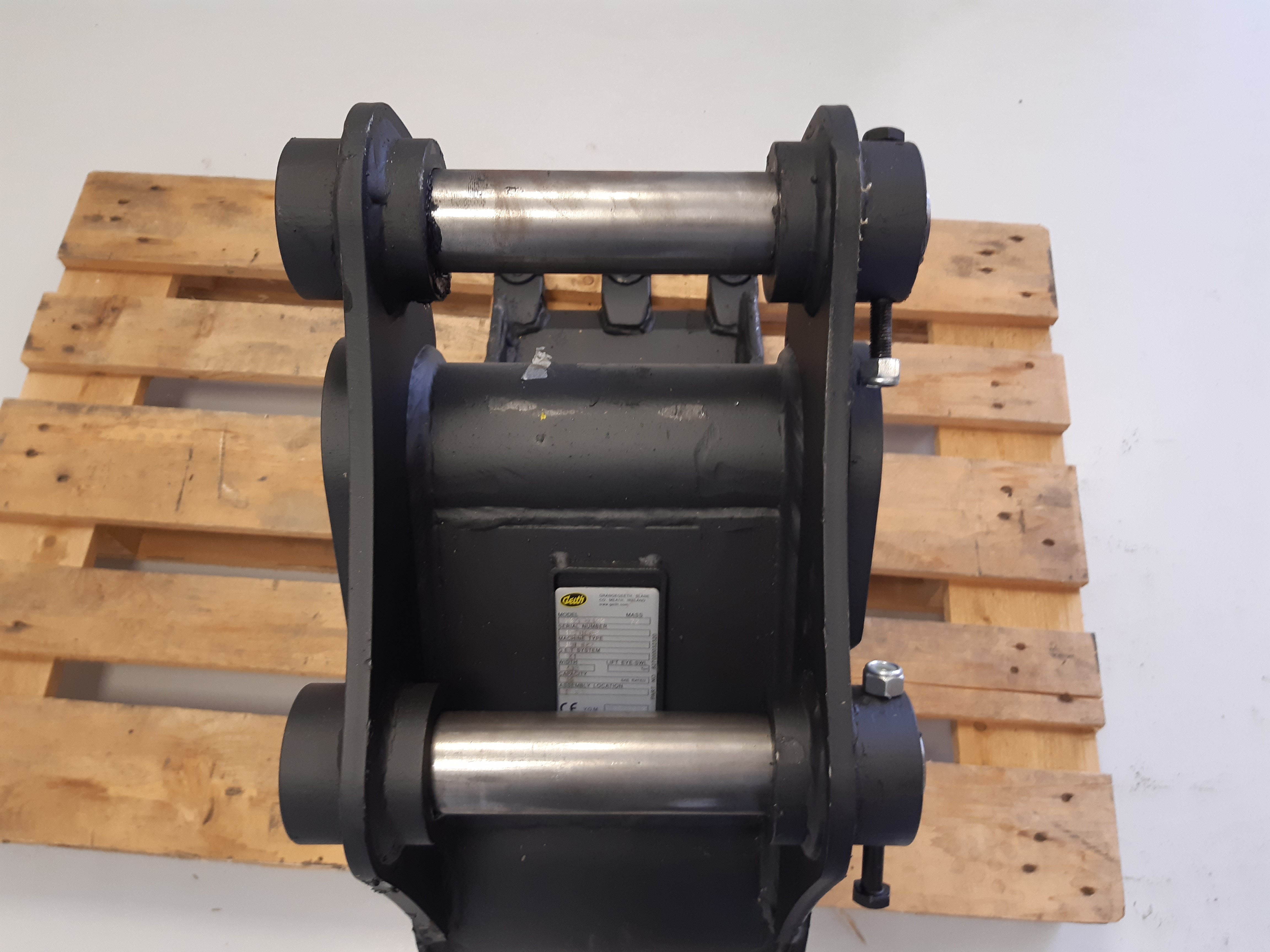 Godet  de terrassement GEITH 300 mm 3 dents Feurst FK1TLR pour attache rapide mécanique JCB 48Z ou hydraulique JCB 980/A3640 H06300JCBN