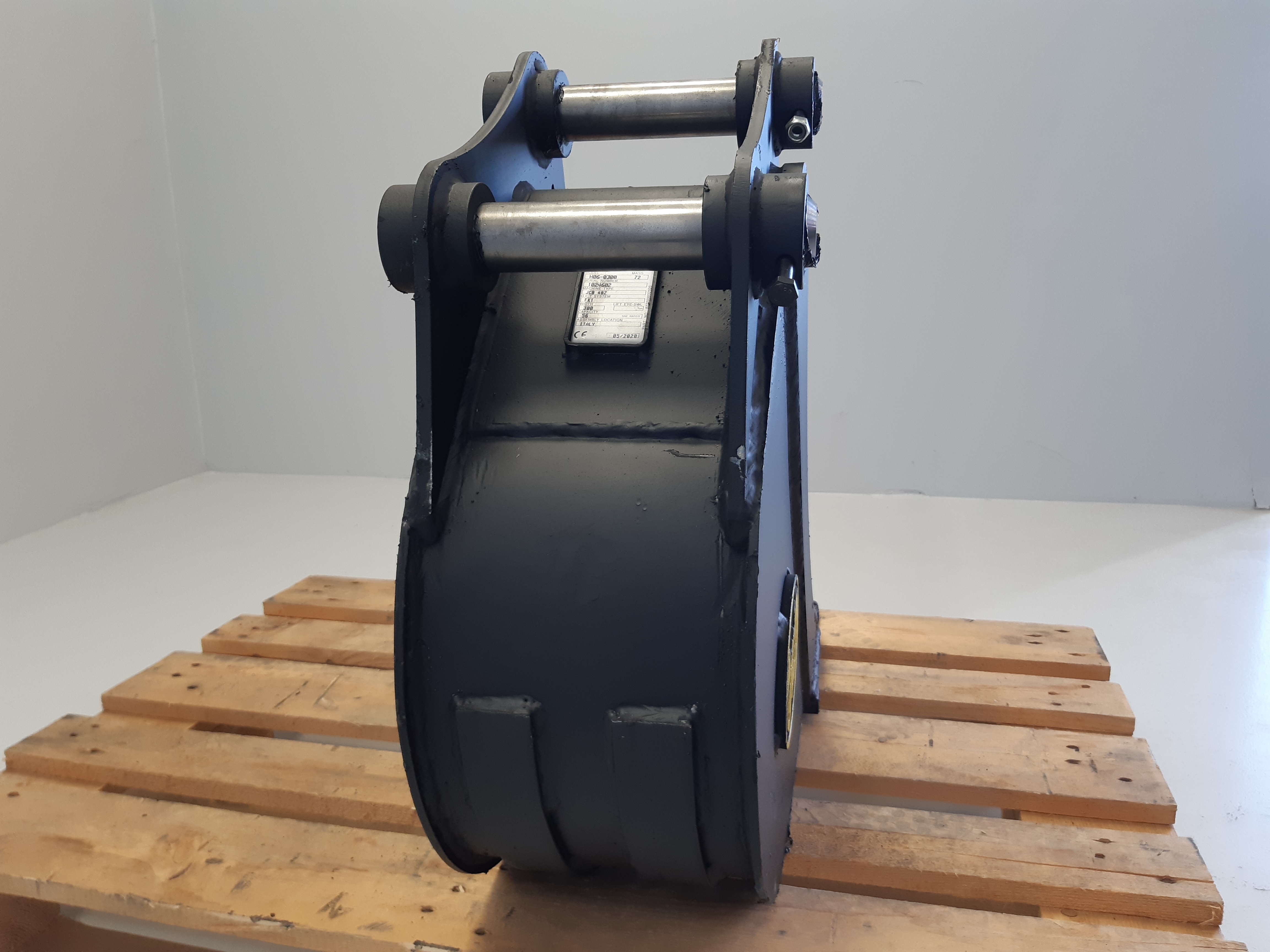 Godet  de terrassement GEITH 300 mm 3 dents Feurst FK1TLR pour attache rapide mécanique JCB 48Z ou hydraulique JCB 980/A3640 H06300JCBN