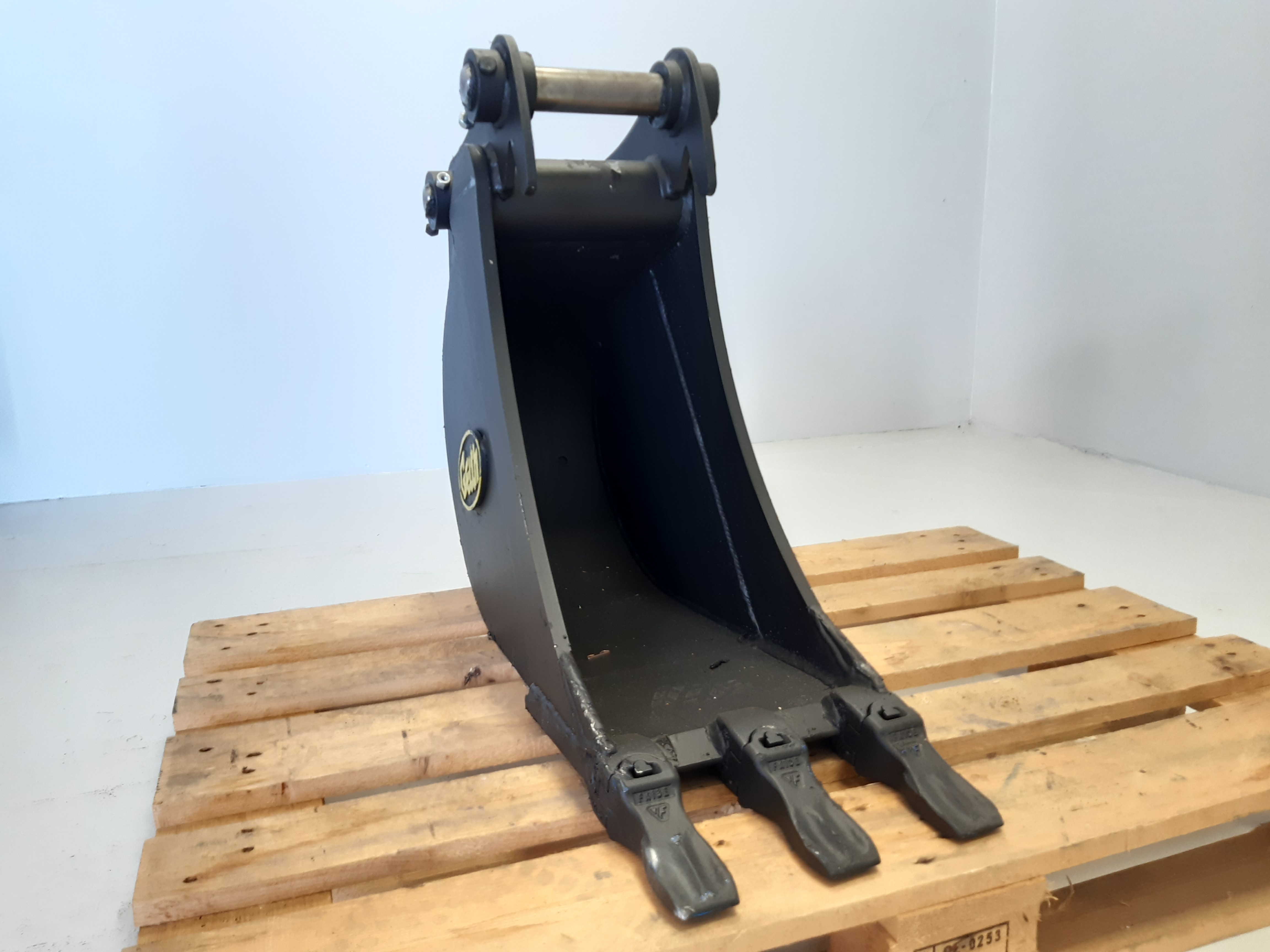 Godet  de terrassement GEITH 300 mm 3 dents Feurst FK1TLR pour attache rapide mécanique JCB 48Z ou hydraulique JCB 980/A3640 H06300JCBN