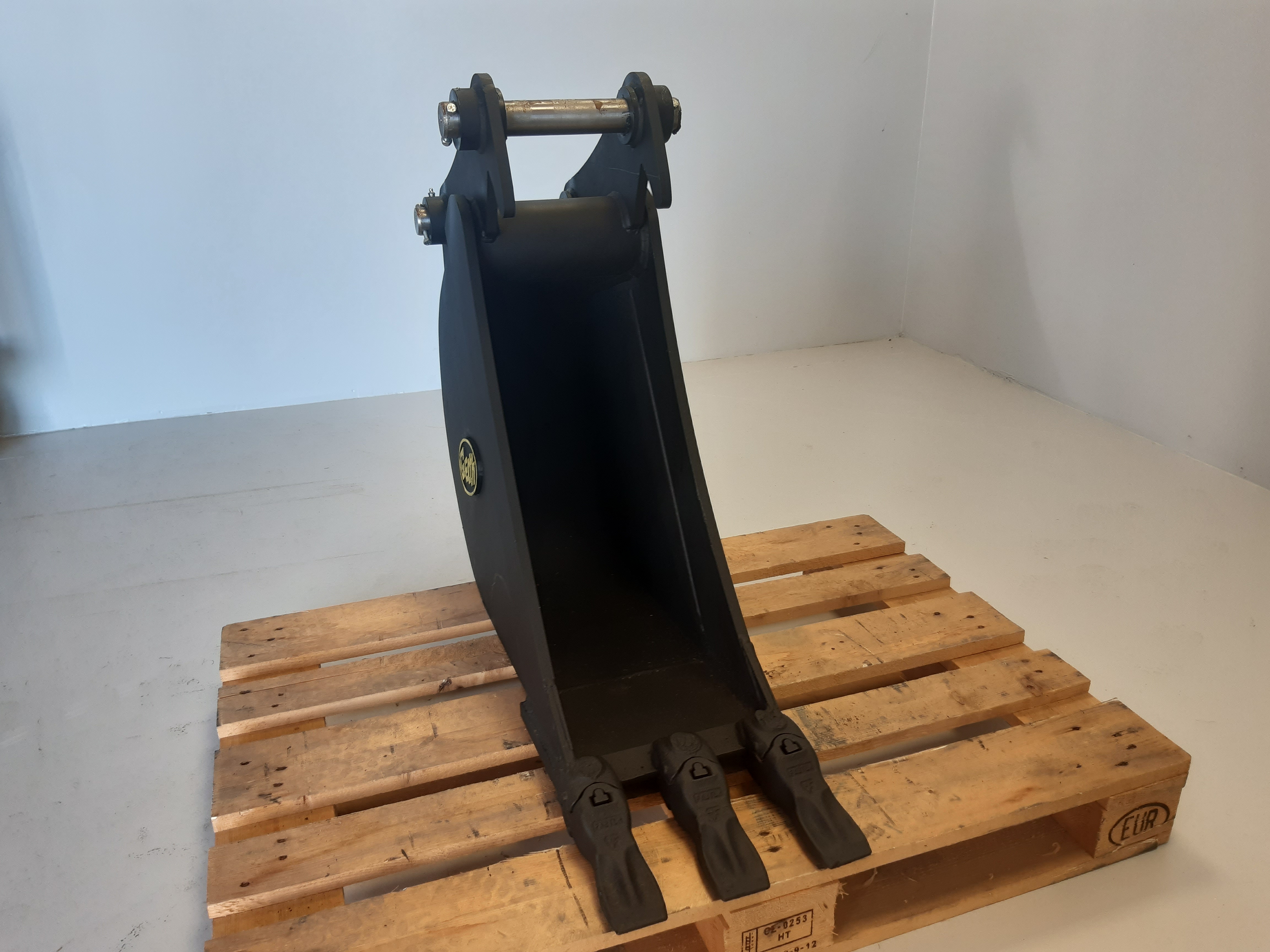 Godet de terrassement GEITH 300 mm 3 dents Feurst FK2 pour attache rapide JCB 3CX- H08 300 JCB FK2