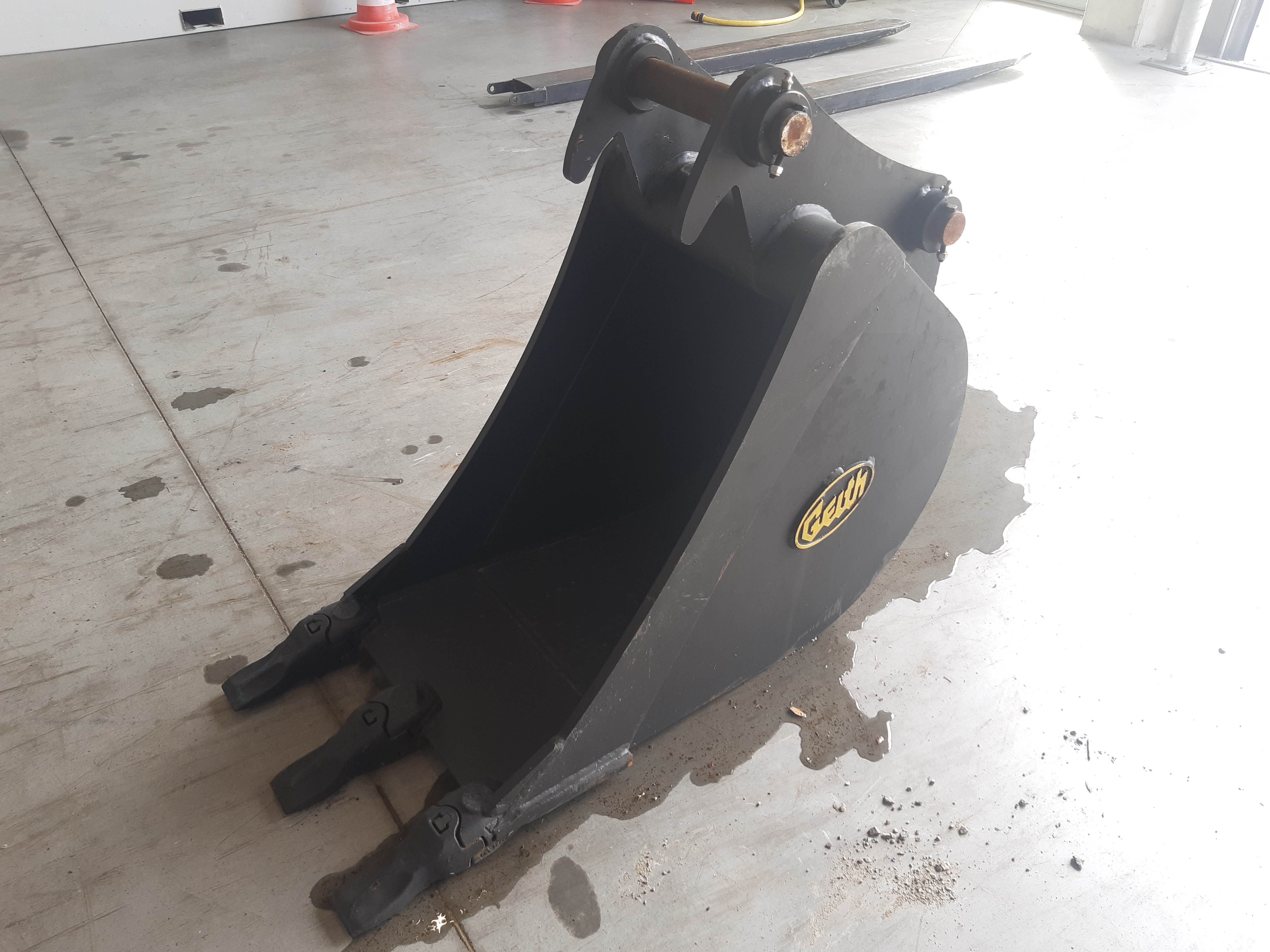 Godet de terrassement GEITH 450 mm 3 dents FK2 pour attache rapide JCB 3CX - H08450JCBFK2