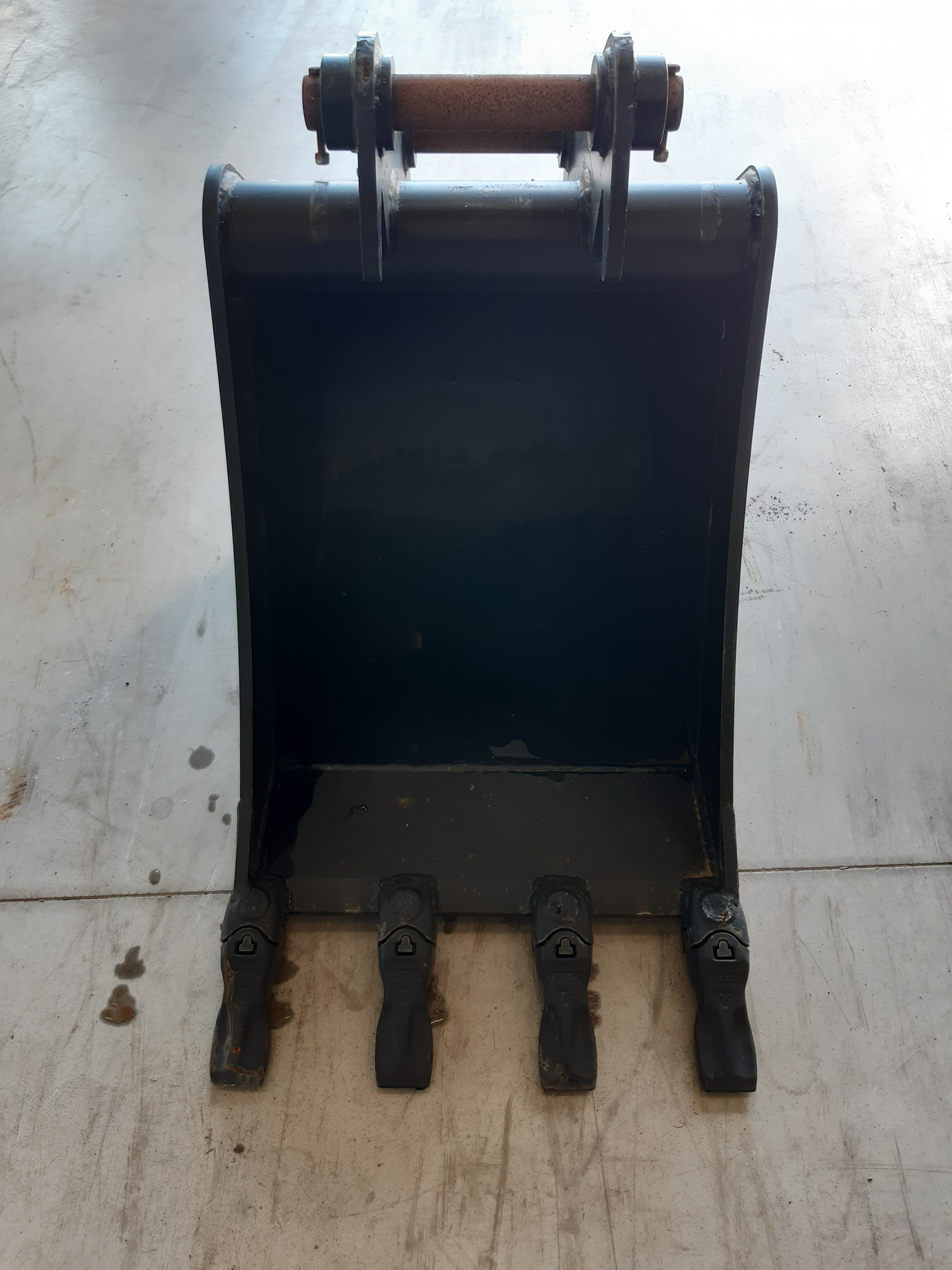 Godet de terrassement GEITH 600 mm équipé de 4 dents FK2TLR pour attache rapide JCB 3CX 980/88833 - H08600JCBFK2