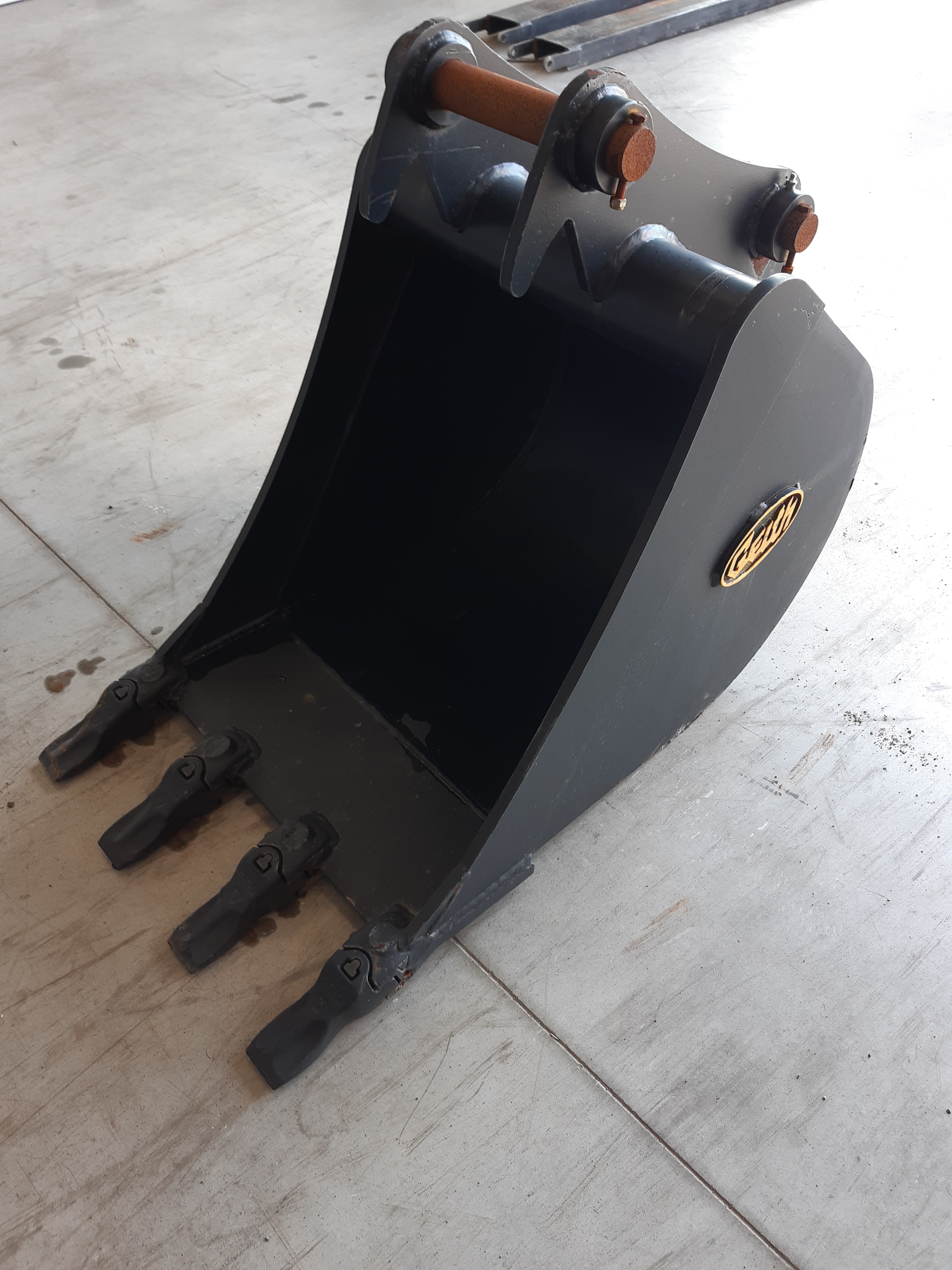 Godet de terrassement GEITH 600 mm équipé de 4 dents FK2TLR pour attache rapide JCB 3CX 980/88833 - H08600JCBFK2