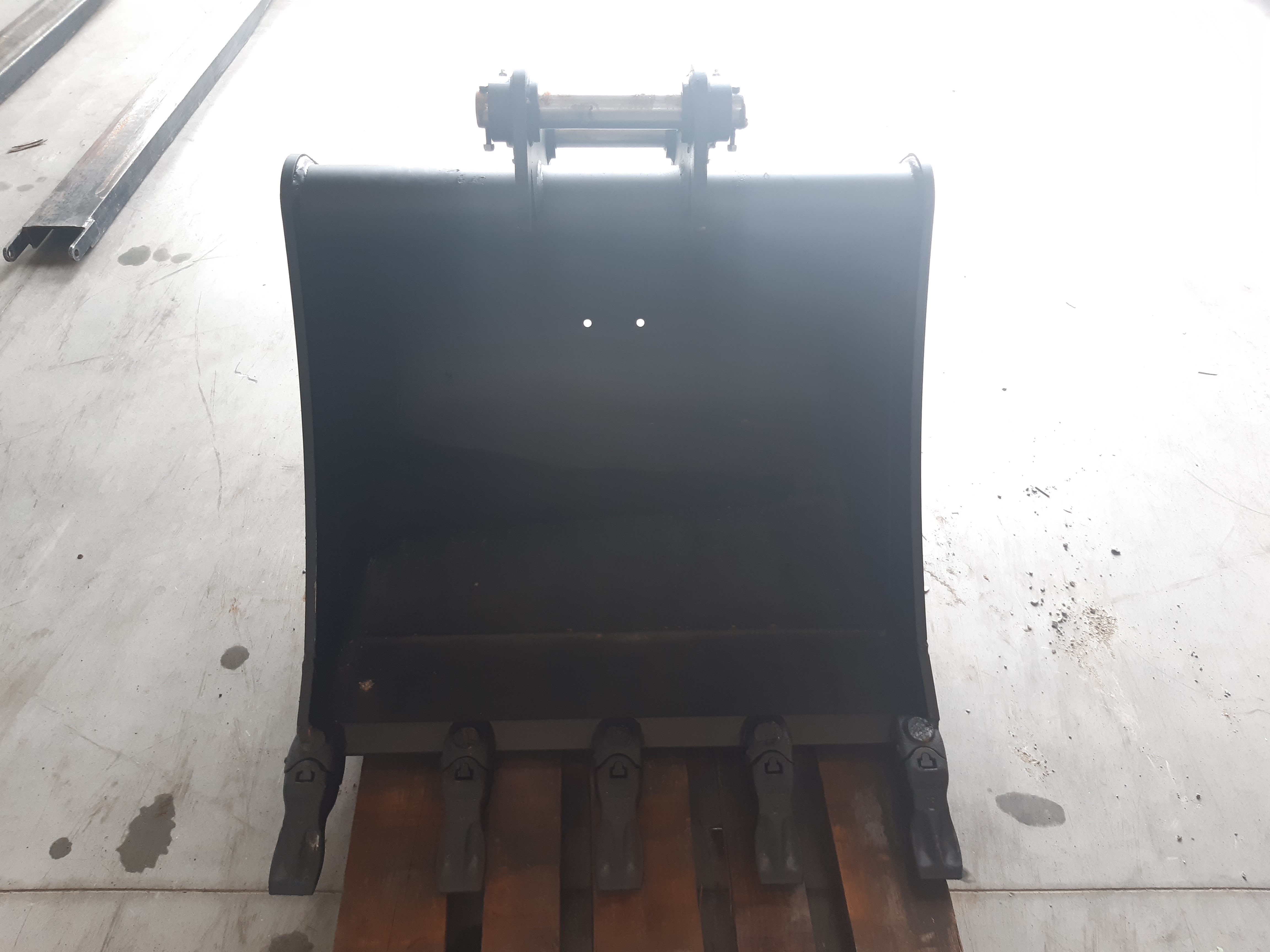 Godet de terrassement GEITH 900mm équipé de 5 dents FK2TLR plates pour reprise par attache rapide JCB 980/88833 - H08900JCBFK2