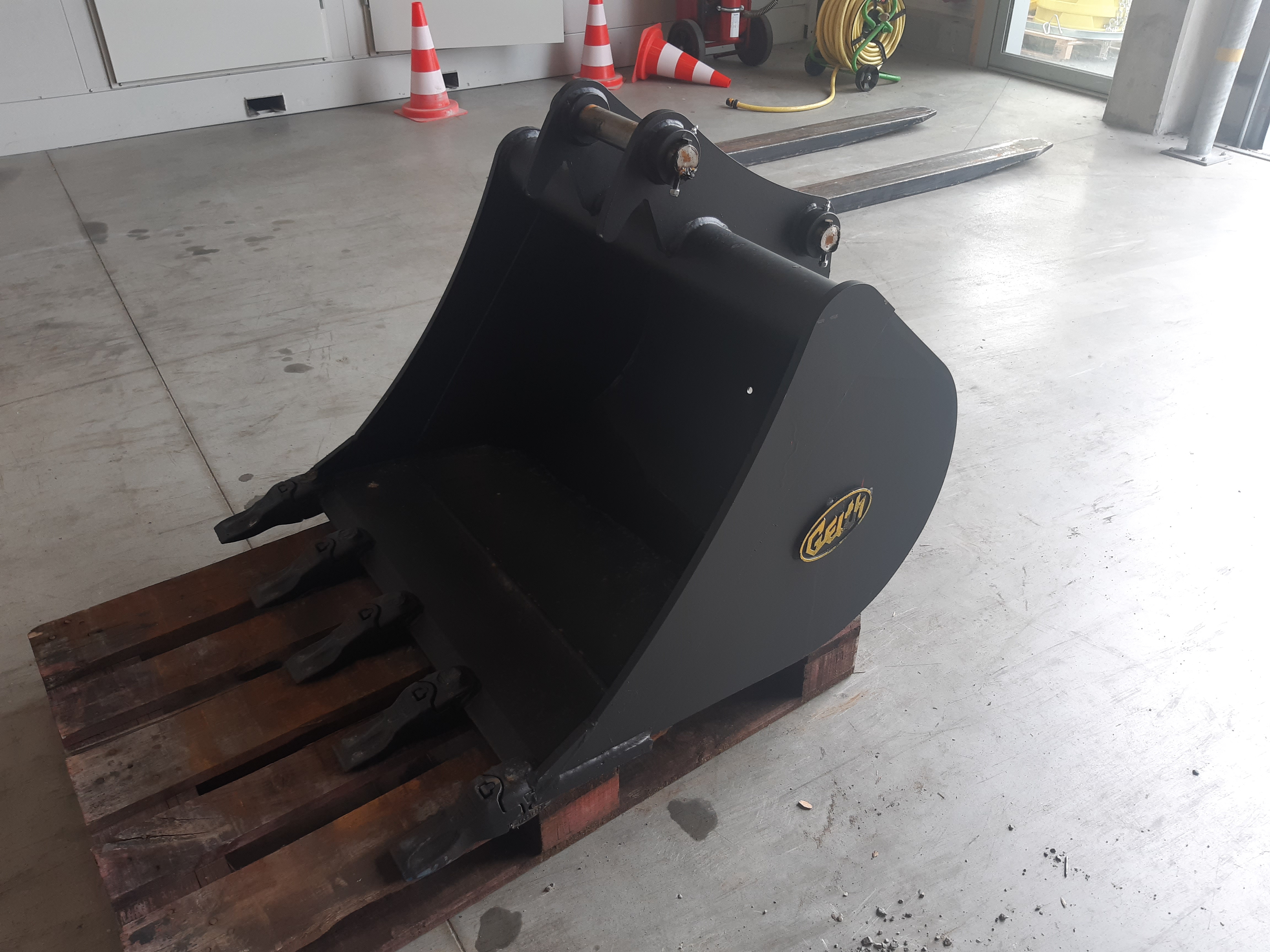 Godet de terrassement GEITH 900mm équipé de 5 dents FK2TLR plates pour reprise par attache rapide JCB 980/88833 - H08900JCBFK2