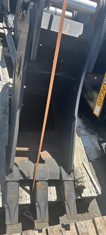 GODET DE TERRASSEMENT GEITH 450MM 14 TONNES - 3 DENTS CATERPILLAR SYSTEME J