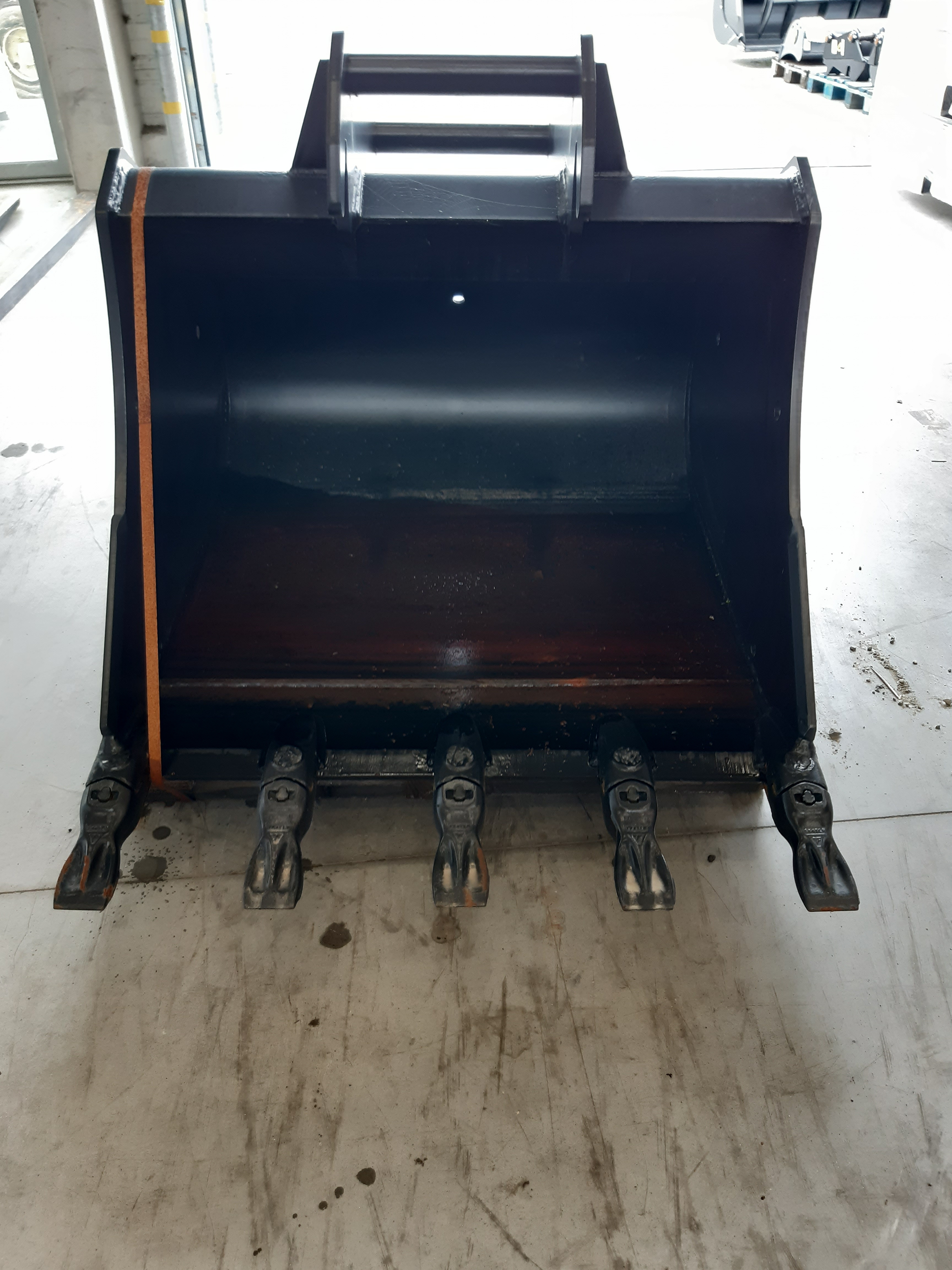 Godet de terrassement 1200 mm Geith avec dents Feurst FK4TLR pour attache rapide DOOSAN DX140 et JCB JS140 - H141200