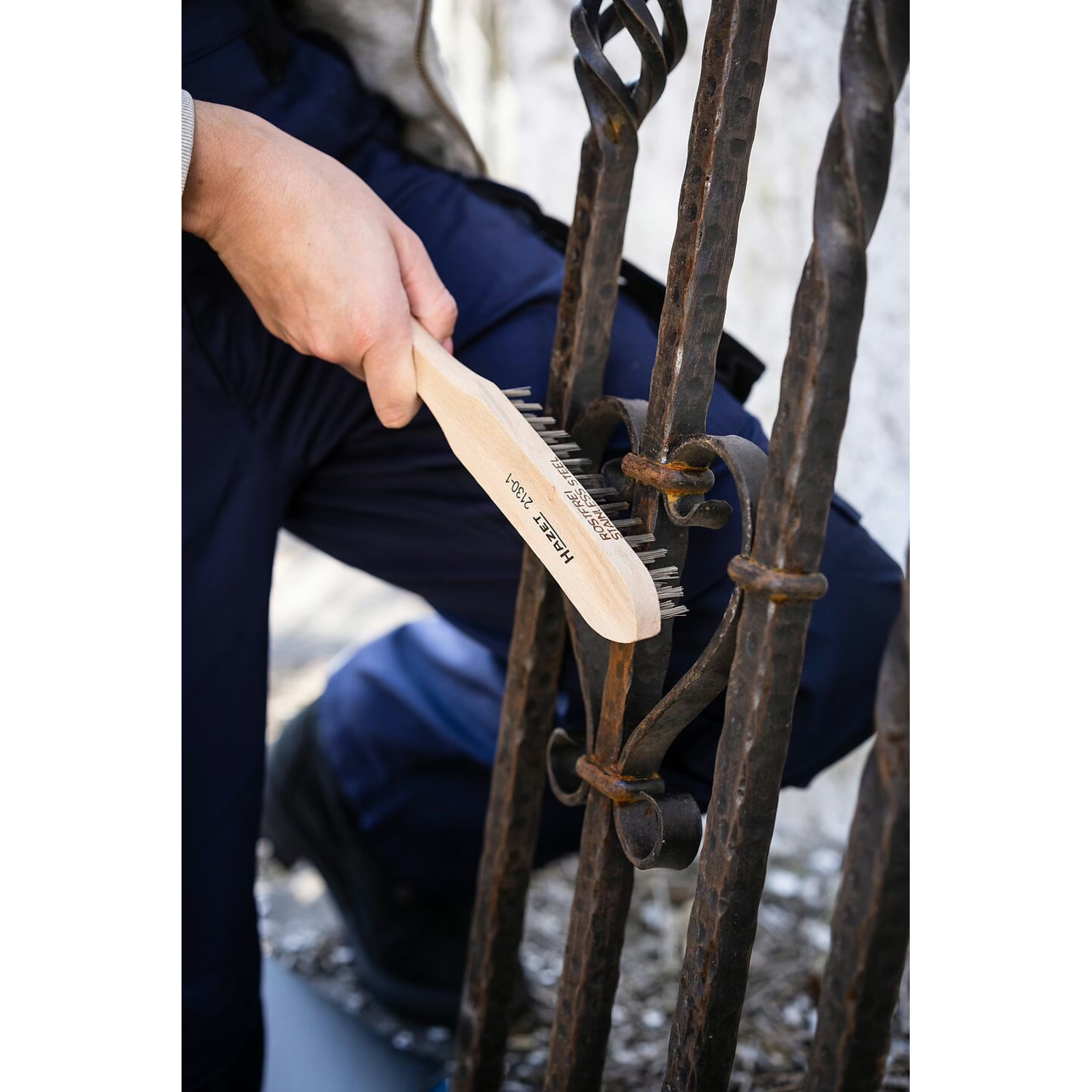 Brosse métallique 280 mm poils V2A manche bois HAZET - 2130-1