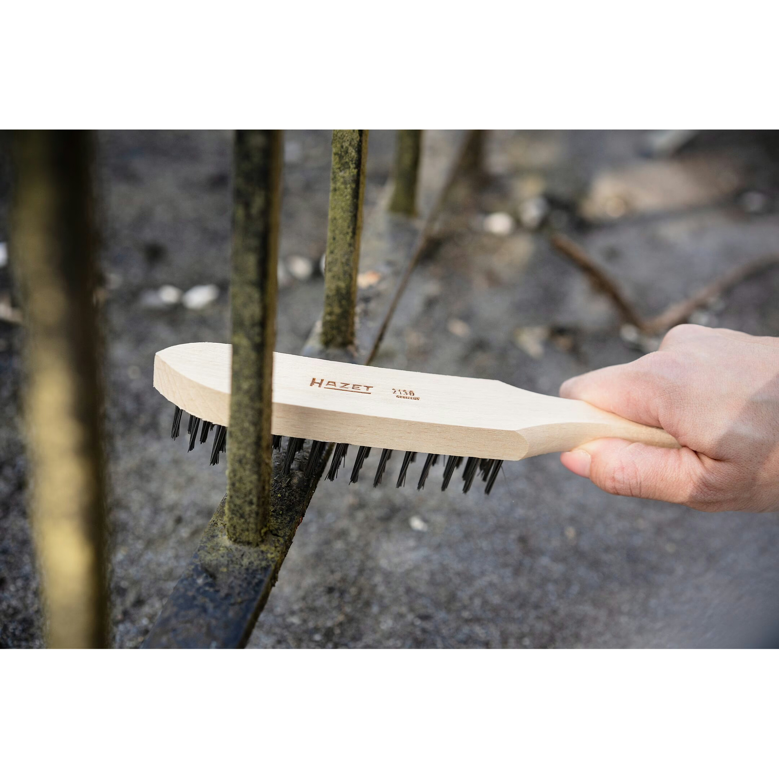 Brosse métallique 290 mm manche bois 4 rangées fil acier HAZET - 2130