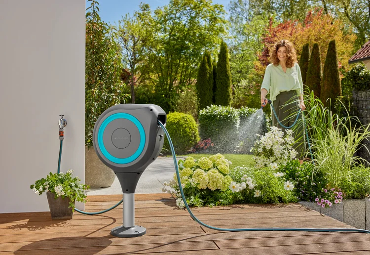 Dévidoir automatique pour terrasse RollUp M, tuyau de 20 m bleu turquoise - enroulement automatique - GARDENA - 18615-20