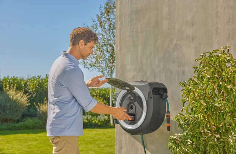 Dévidoir automatique mural sur batterie PowerRoll XL 35/18V P4A tuyau de 35 m blanc - GARDENA - 18642-20