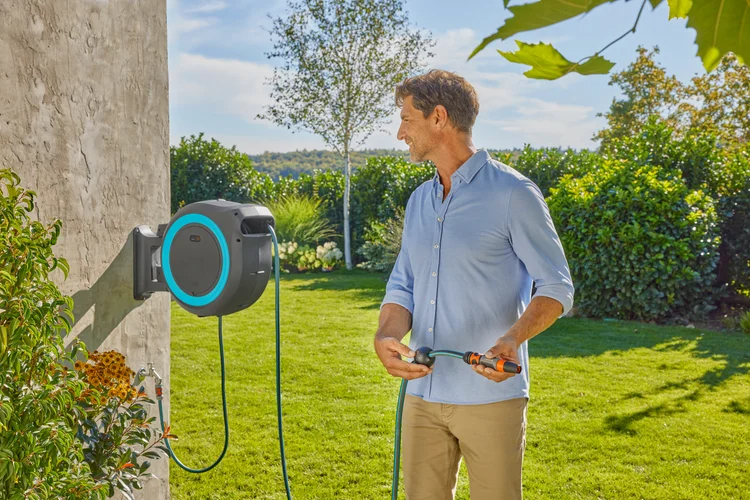 Dévidoir automatique mural sur batterie PowerRoll XXL 40/18V P4A tuyau de 40 m bleu turquoise - GARDENA - 18645-55