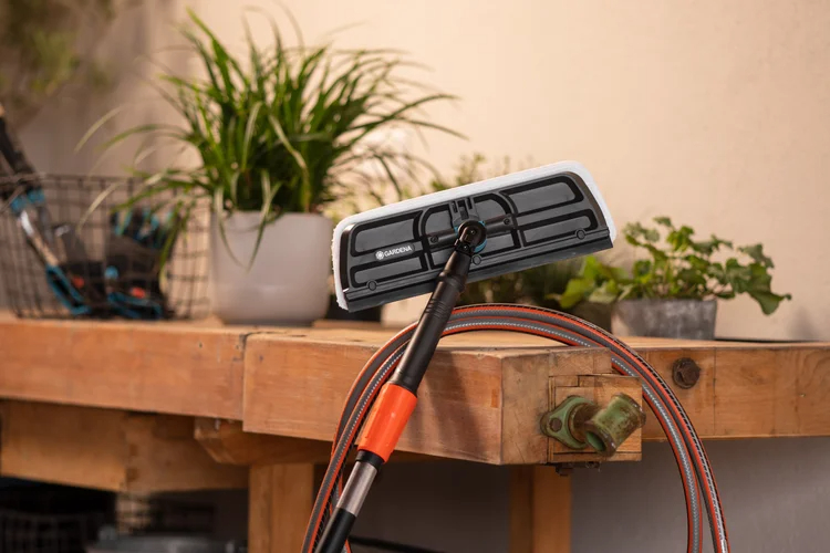 Balai lave-vitre avec raclette et microfibre Cleansystem - GARDENA - 18808-20