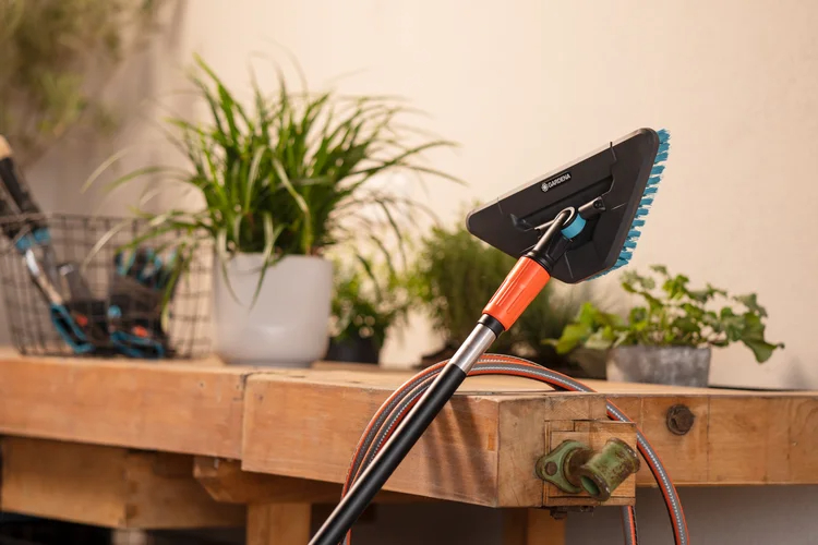 Brosse à manche dure flex Cleansystem pour grandes surfaces résistantes - GARDENA - 18814-20