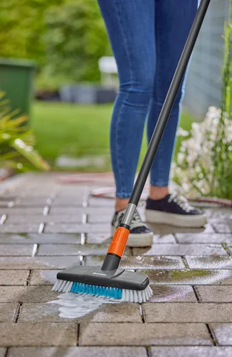 Brosse à manche dure Cleansystem, pour grandes surfaces résistantes - GARDENA - 18816-20
