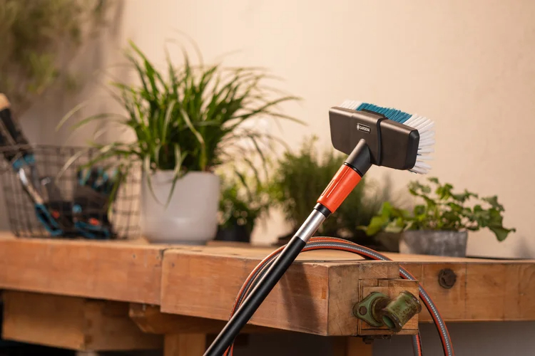 Brosse à manche dure Cleansystem, pour grandes surfaces résistantes - GARDENA - 18816-20