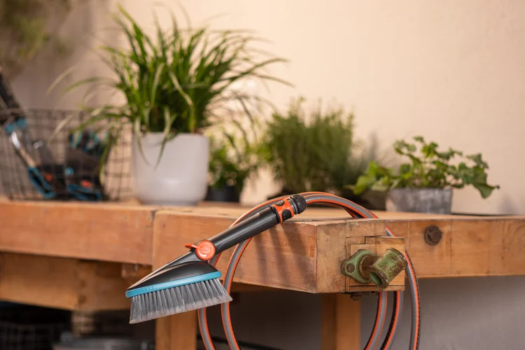 Brosse de lavage à main M souple réglable Cleansystem pour petites surfaces - GARDENA - 18842-20