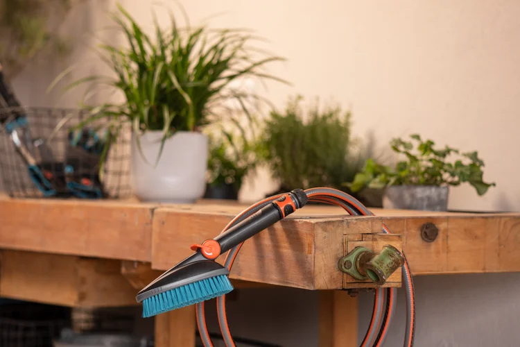 Brosse de lavage à main M dure réglable Cleansystem pour petites surfaces - GARDENA - 18846-20