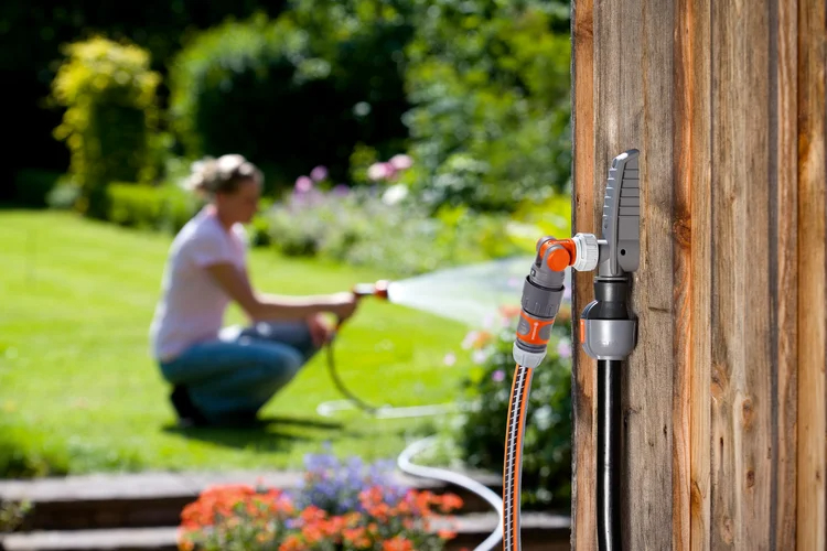 Prise d'eau avec nez de robinet articulé - GARDENA - 8254-20