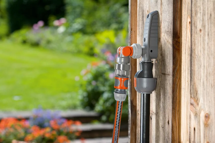 Prise d'eau avec nez de robinet articulé - GARDENA - 8254-20