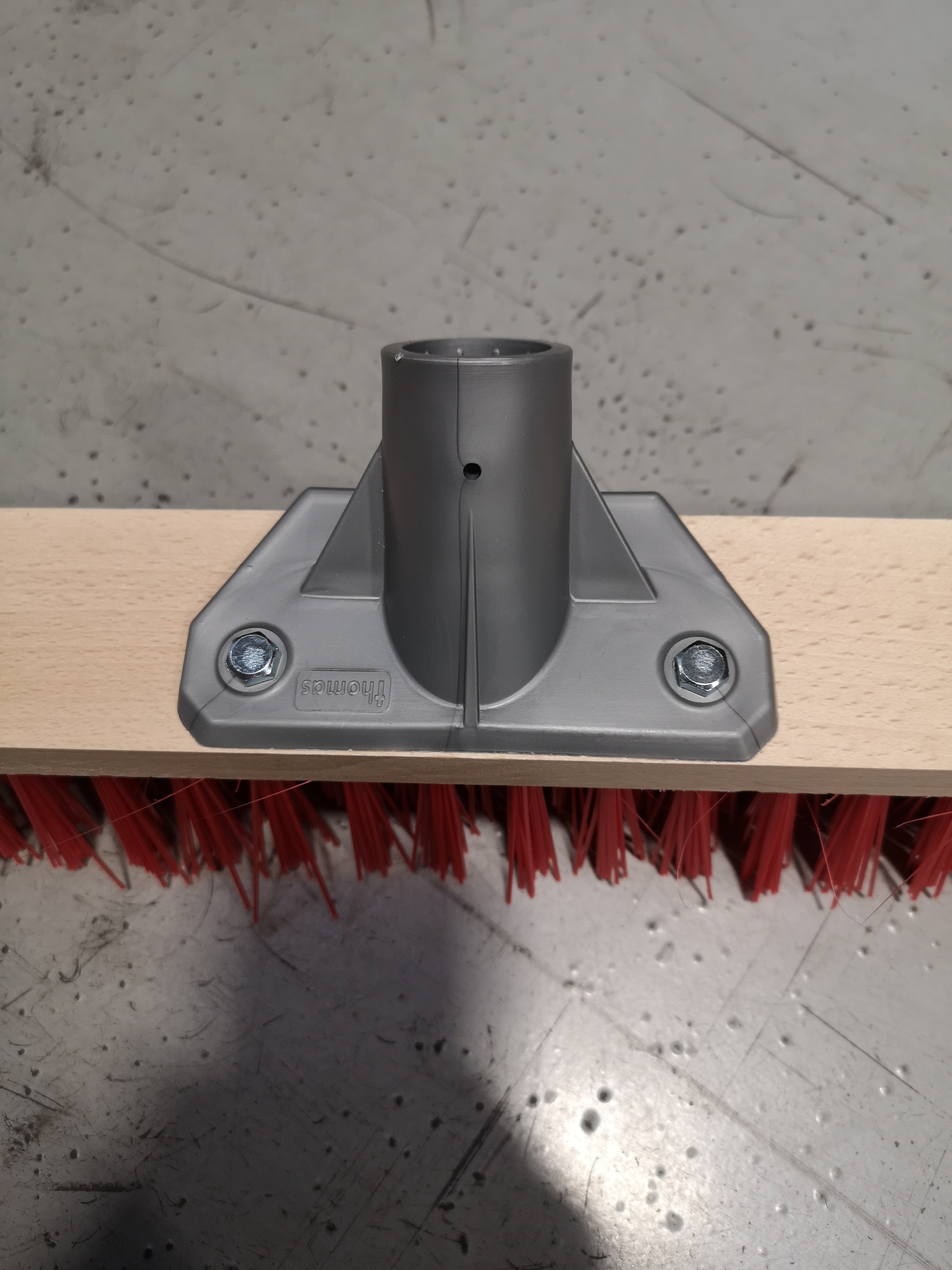 Balai cantonnier rouge 60 cm douille pvc - 8408