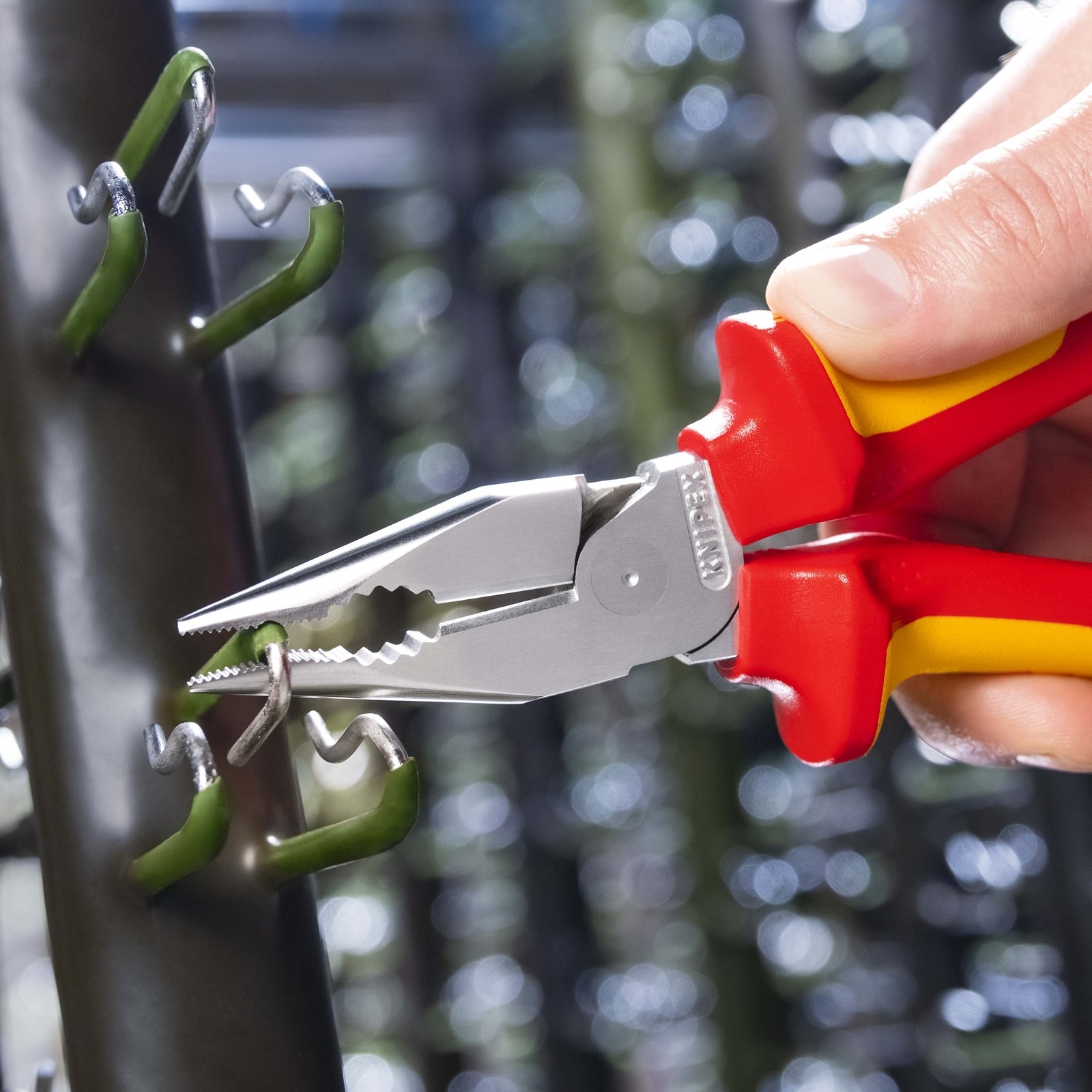 Pince universelle 185mm avec tranchant - Bi-matière - Chromée - Isolée 1000V KNIPEX - 0826185