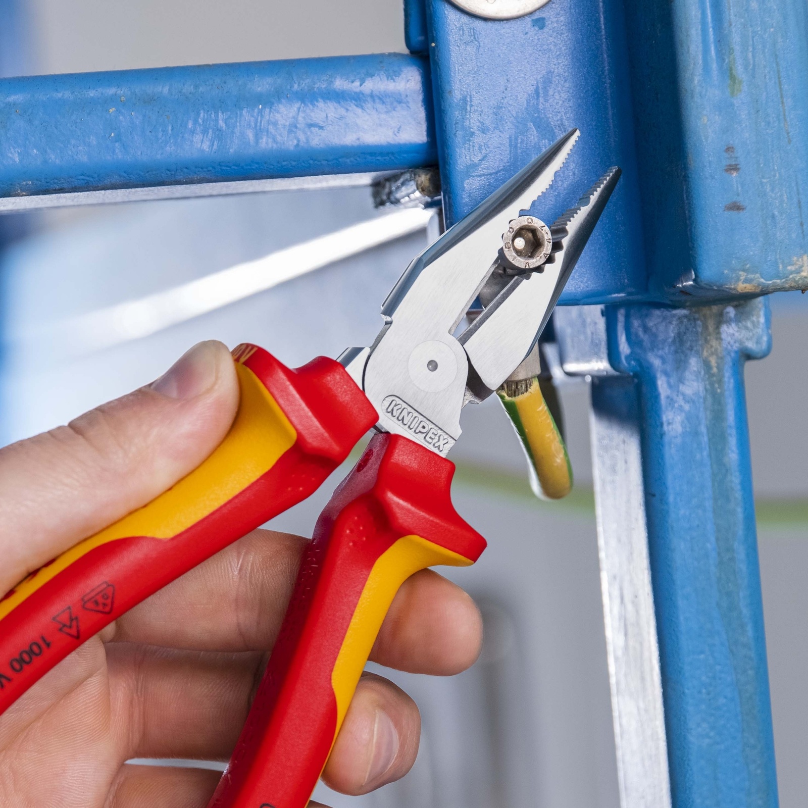Pince universelle 185mm avec tranchant - Bi-matière - Chromée - Isolée 1000V KNIPEX - 0826185