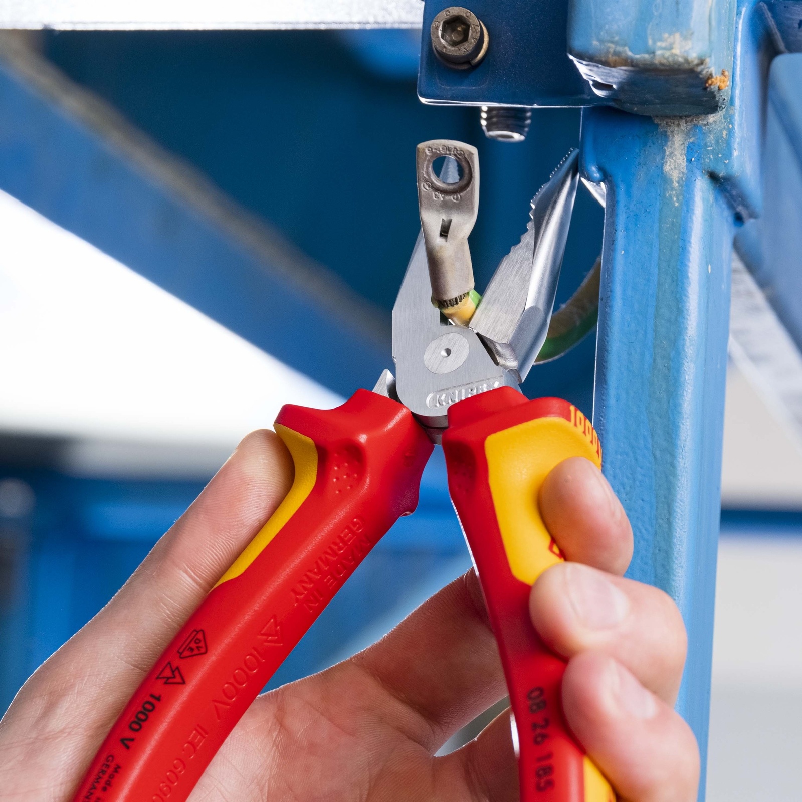 Pince universelle 185mm avec tranchant - Bi-matière - Chromée - Isolée 1000V KNIPEX - 0826185