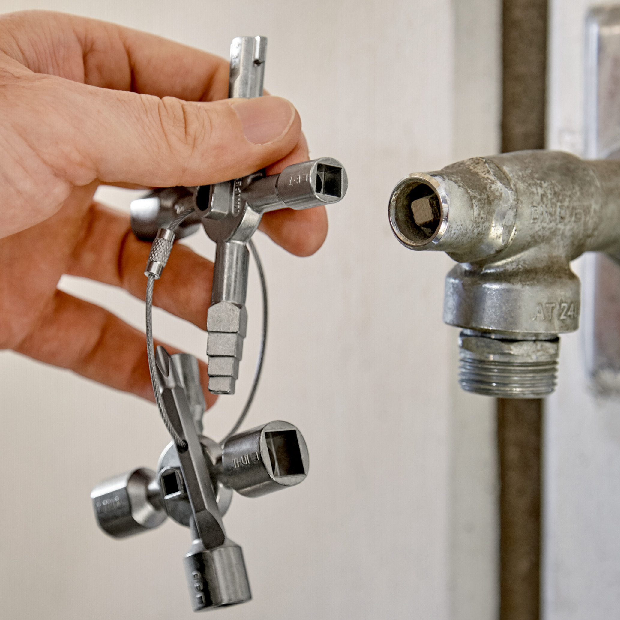 Clé universelle pour armoires de commandes TwinKey KNIPEX - 00 11 01