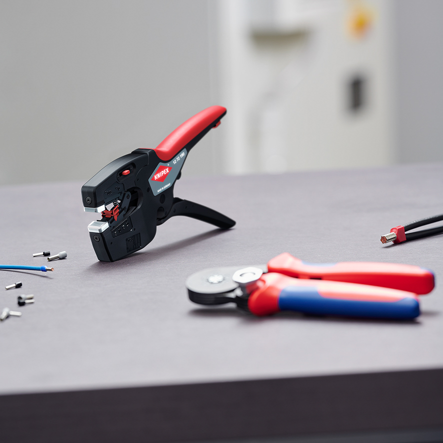 Pince à dénuder automatique 10mm² et à sertir les embouts de 0,25 à 4mm² KNIPEX - 1272190