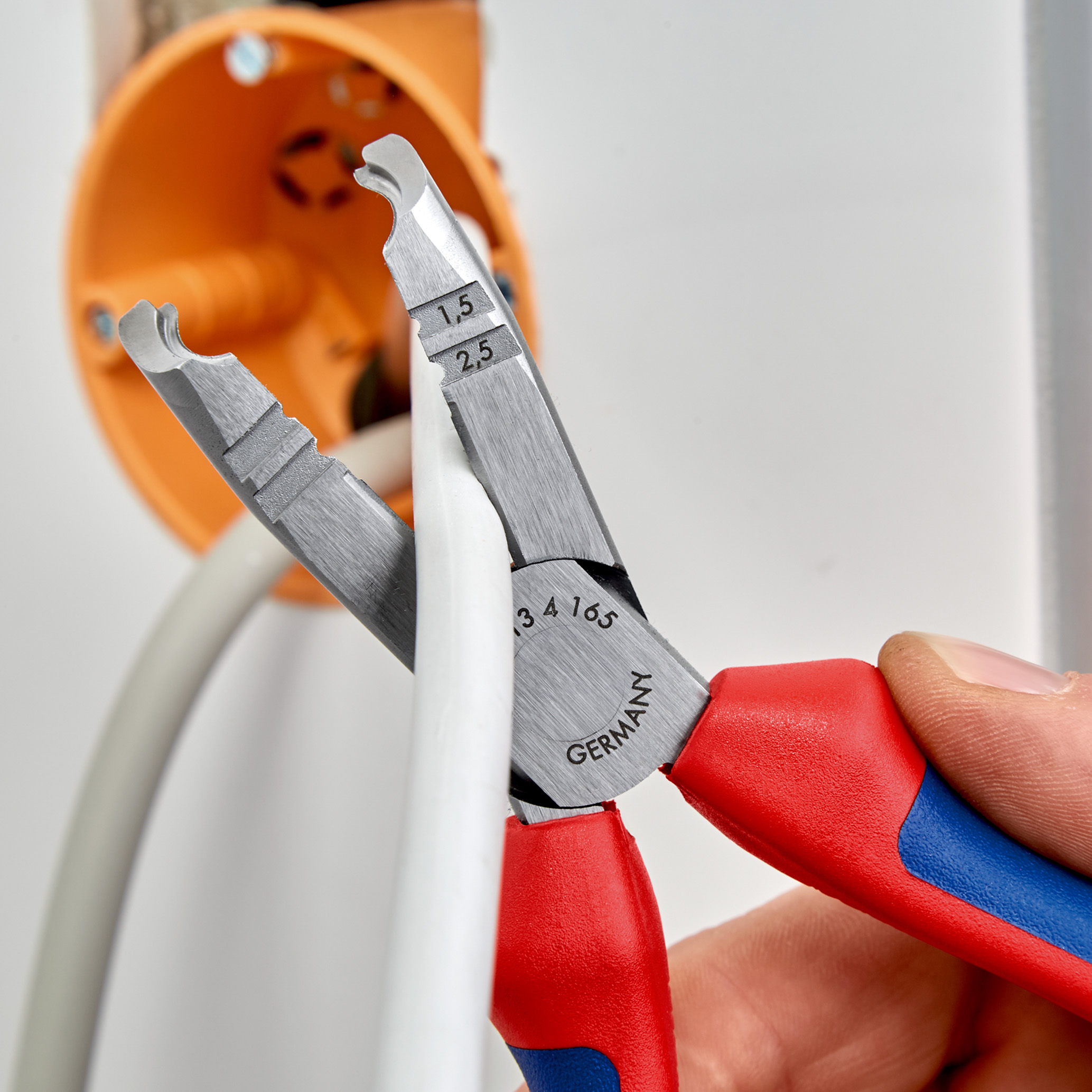 Pince a degainer acces difficile sb KNIPEX - 13 42 165 SB