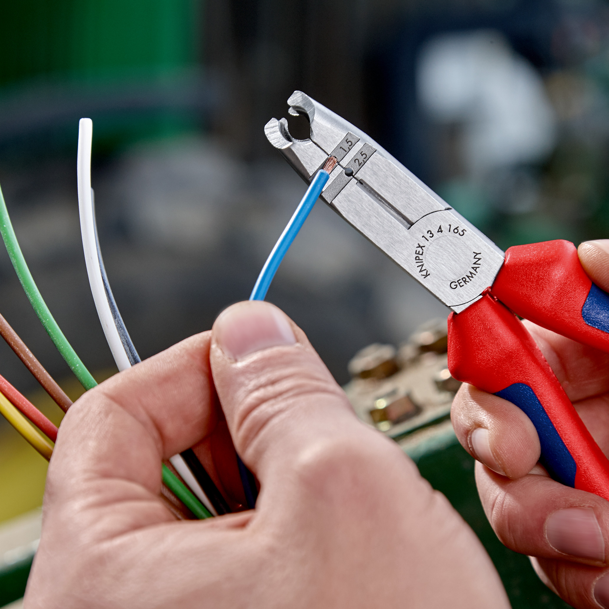 Pince a degainer acces difficile KNIPEX - 13 42 165