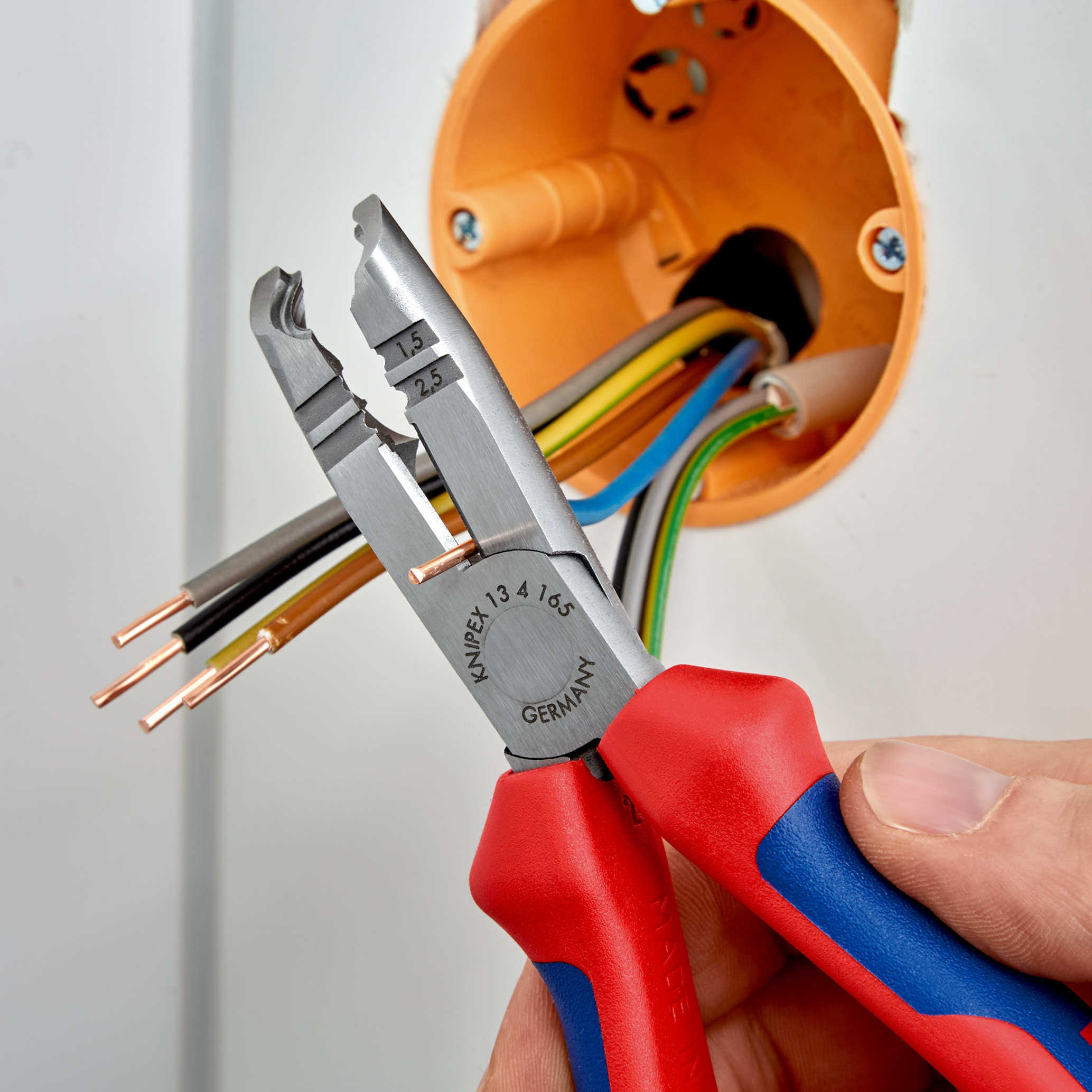 Pince a degainer acces difficile KNIPEX - 13 42 165