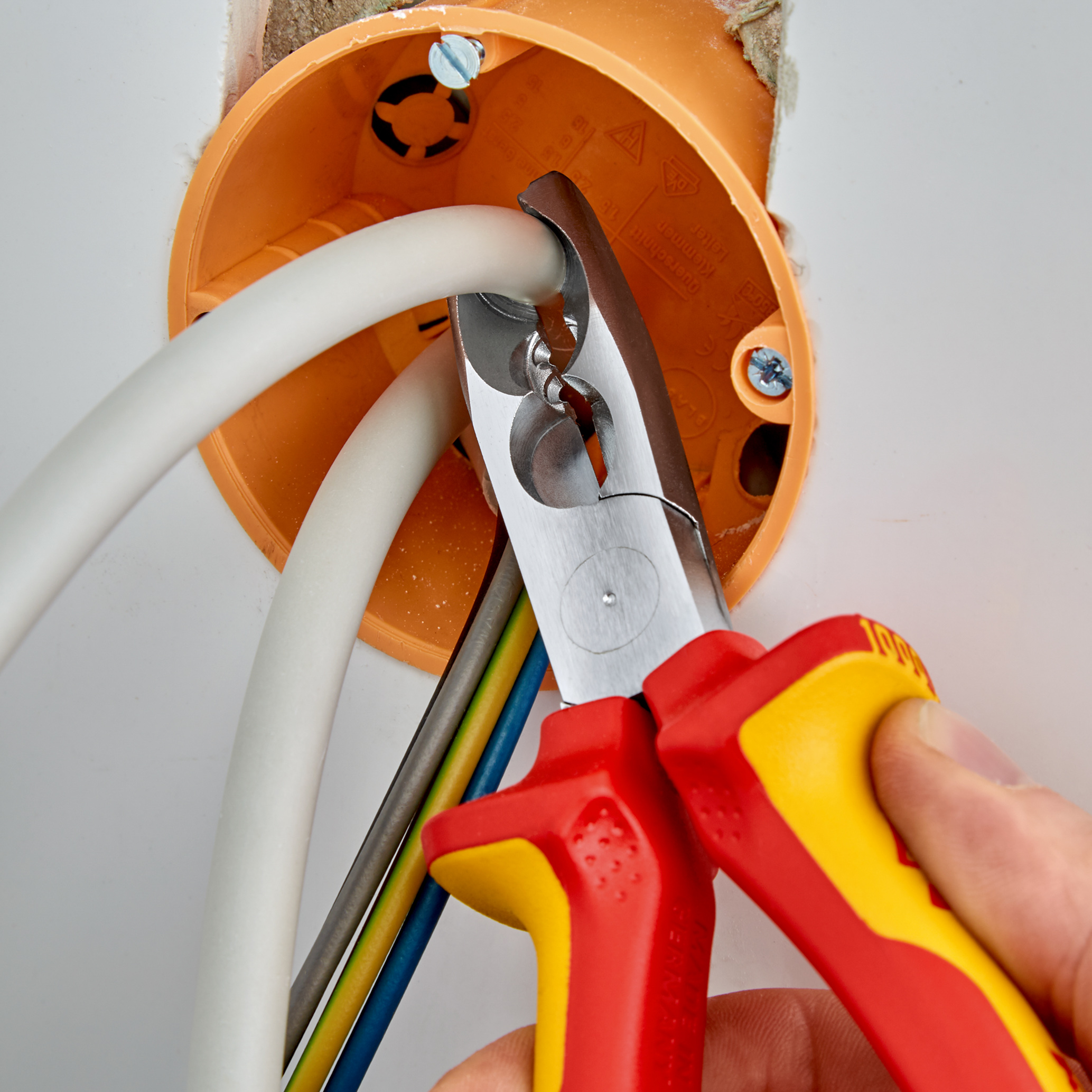 Pince à dégainer et à dénuder câbles ronds - 165mm Bi-matière Chromée 1000V - SC KNIPEX - 1346165SB