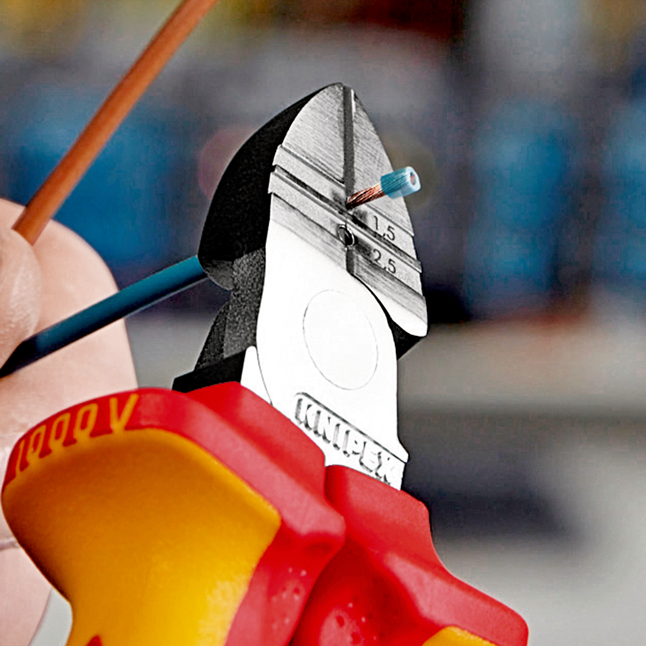 Pince coupante de côté - à dénuder 1,5 à 2,5mm² 160mm Bi-matière Chromé 1000V SC KNIPEX - 1426160SB