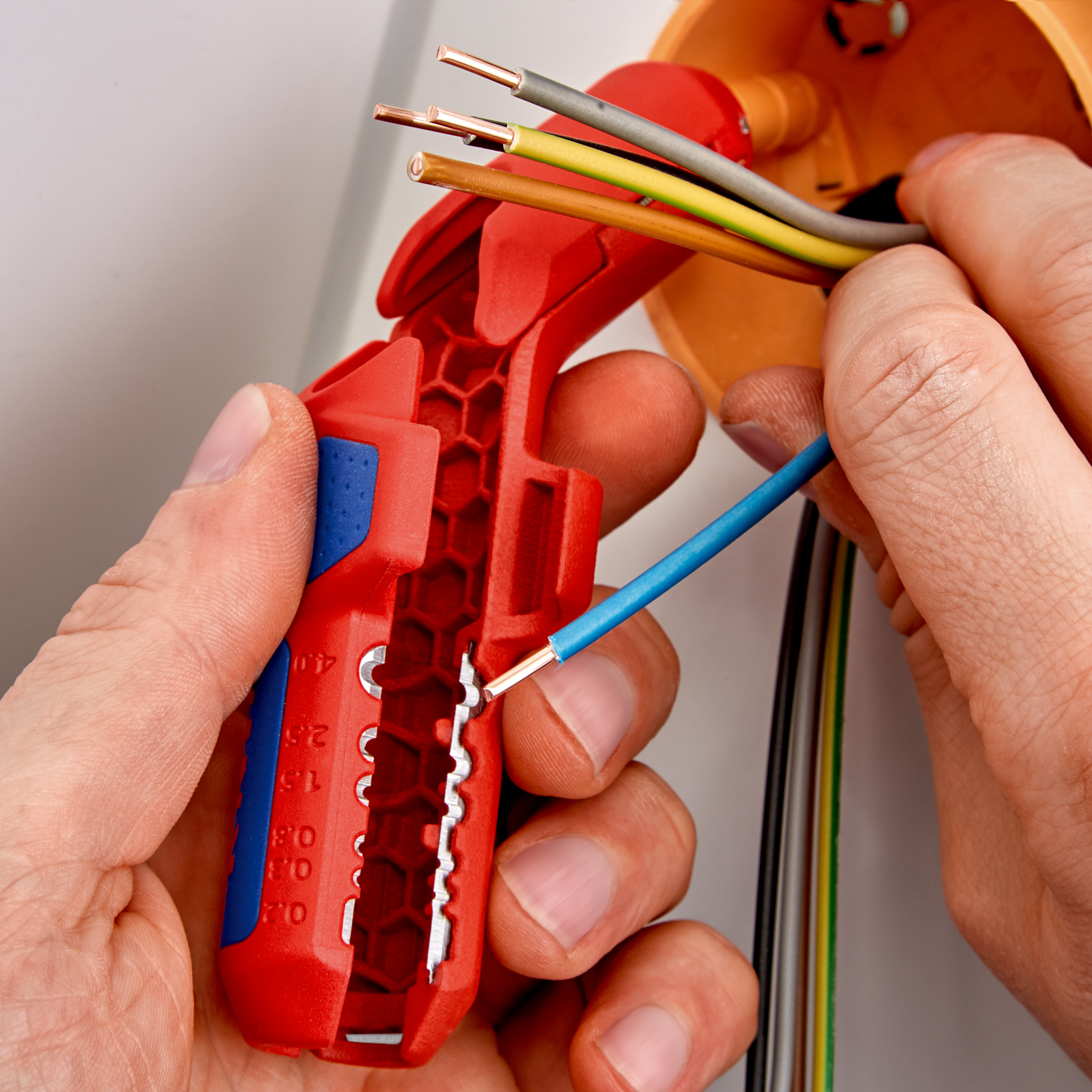 Outil universel à dégainer version droitier Ergostrip KNIPEX dénudage Ø 8 - 16 95 01 SB