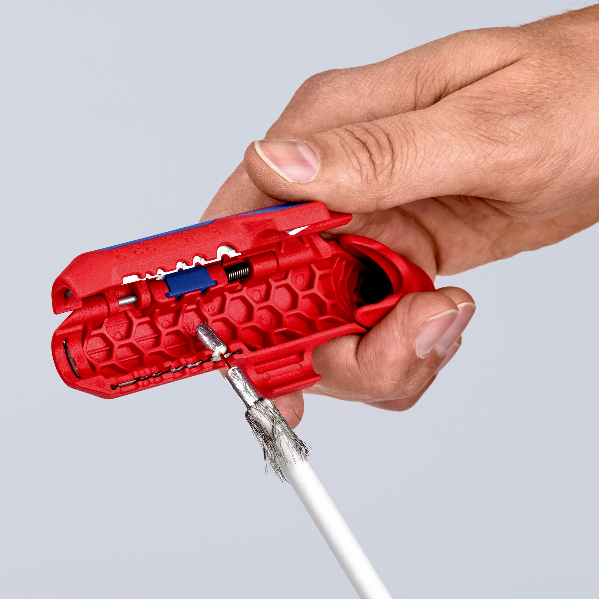 Outil universel à dégainer version droitier Ergostrip KNIPEX dénudage Ø 8 - 16 95 01 SB