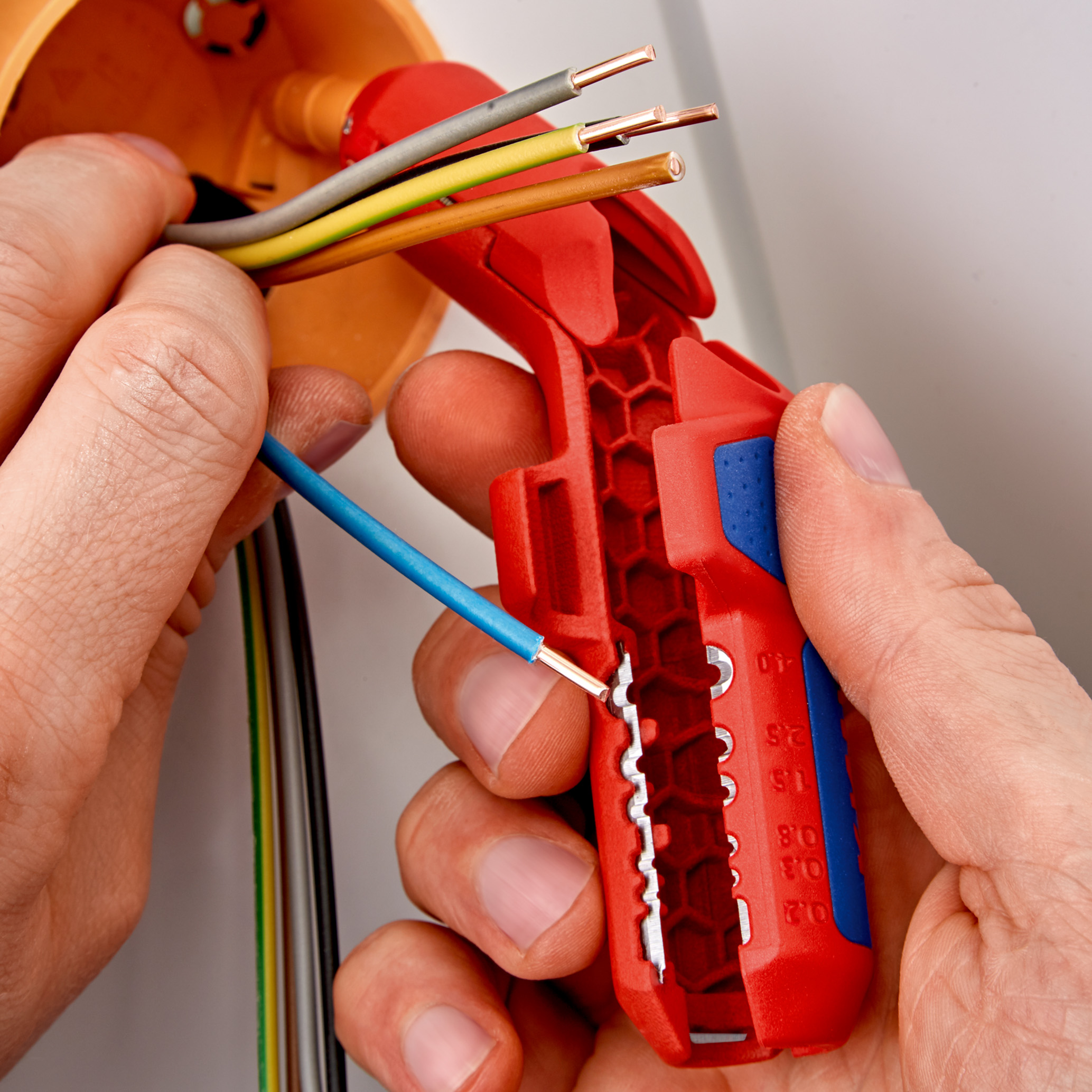 Outil universel à dégainer pour gaucher Ergostrip KNIPEX - 16 95 02 SB