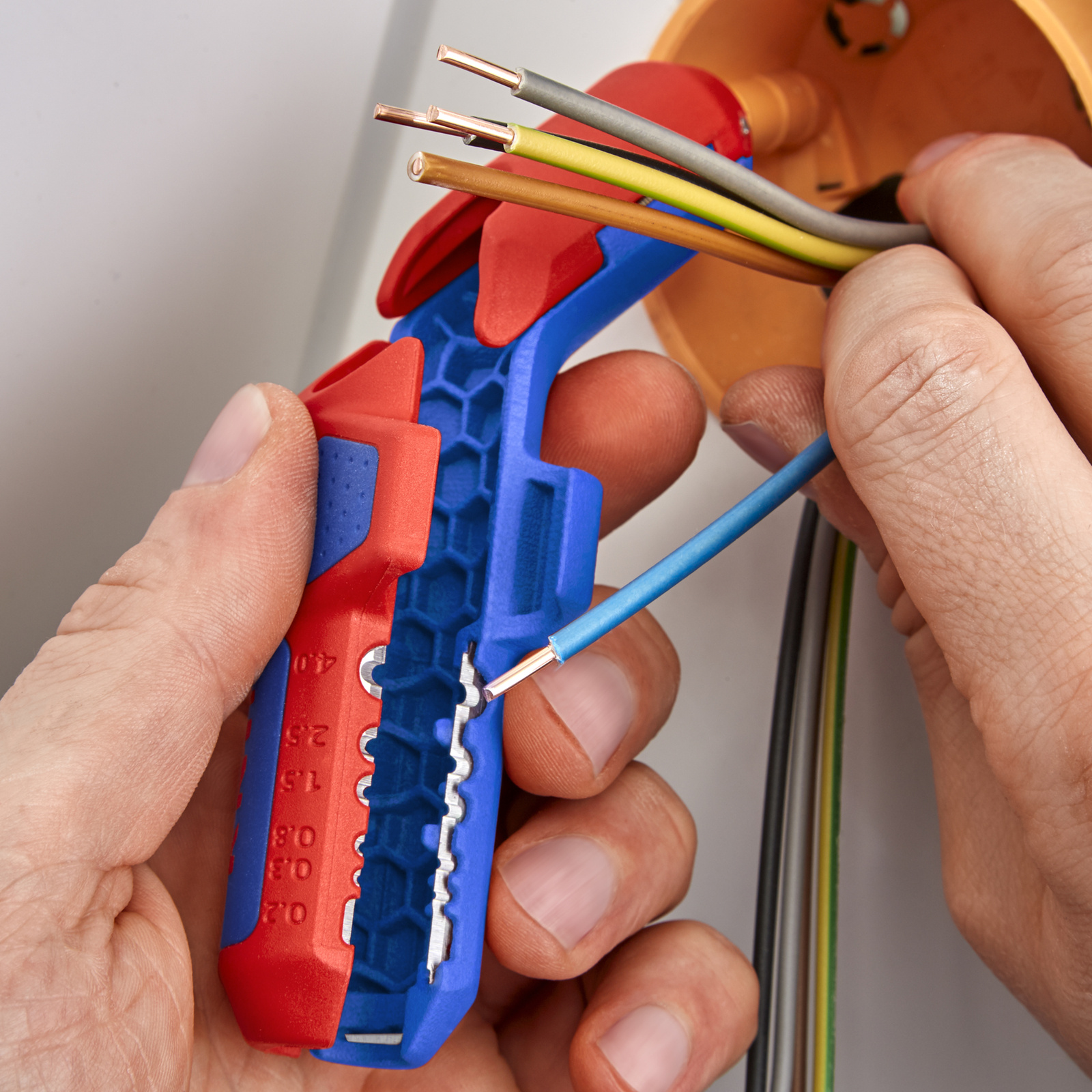Outil à dénuder ERGOSTRIP PV - 135mm - Spécial câbles photovoltaïques 4 / 6mm² KNIPEX - 169503SB
